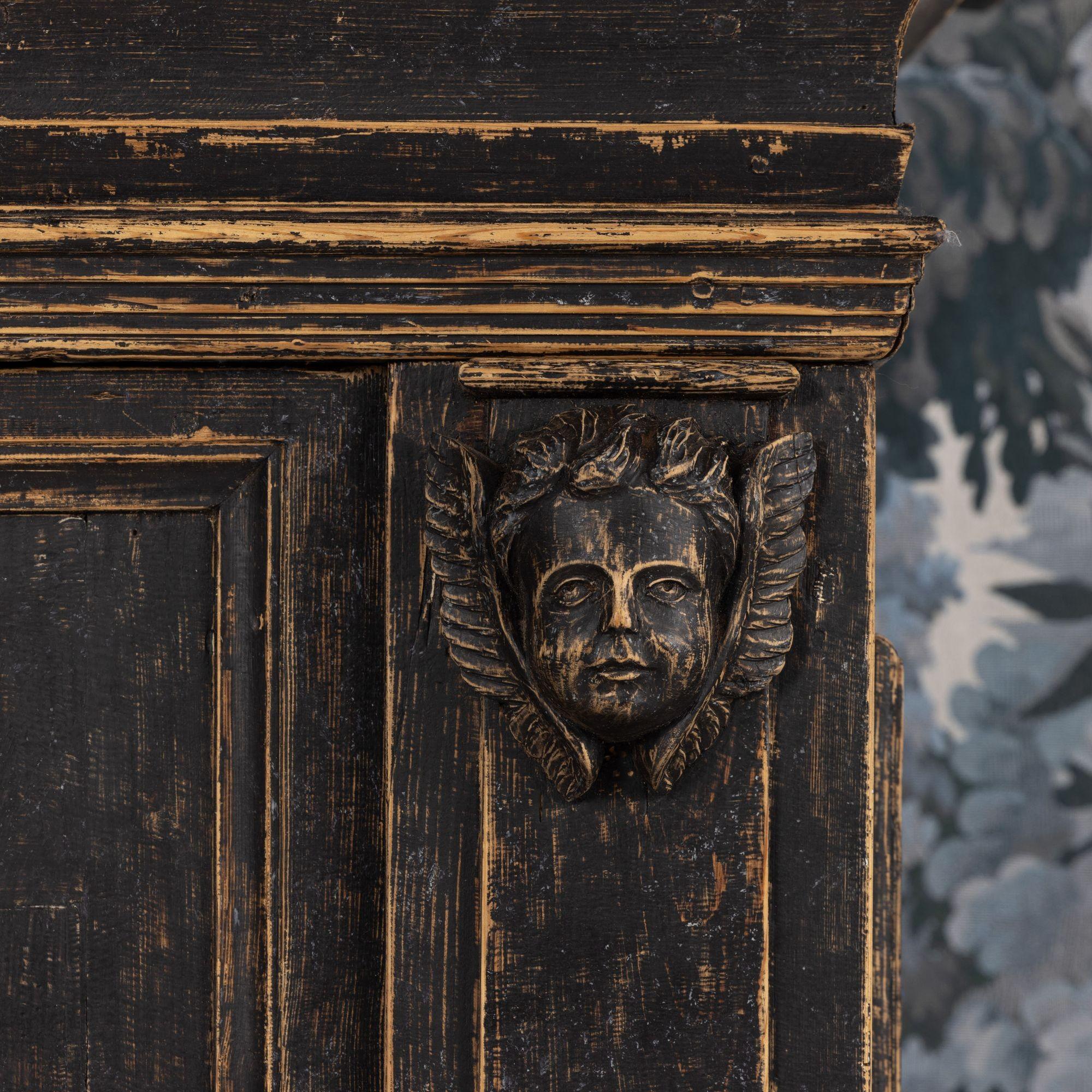 Baroque XVIIIe siècle Armoire suédoise baroque peinte en noir en vente