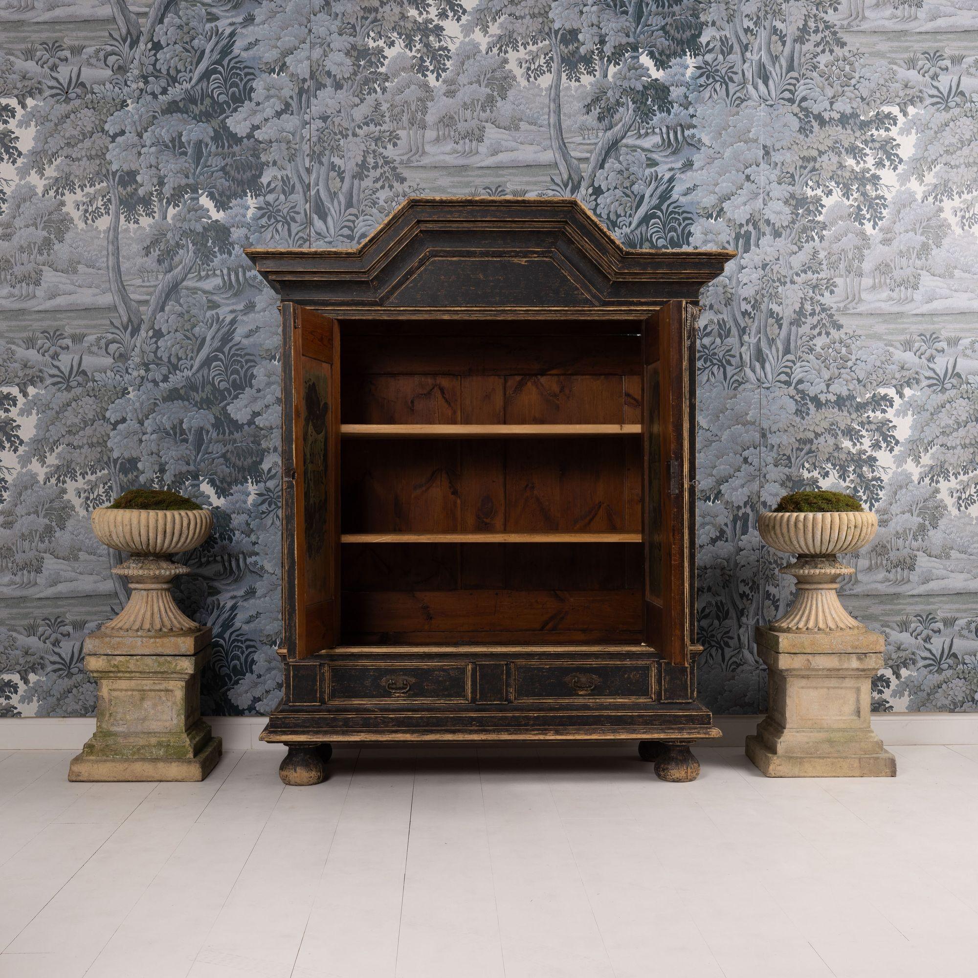 XVIIIe siècle Armoire suédoise baroque peinte en noir Bon état - En vente à Wichita, KS