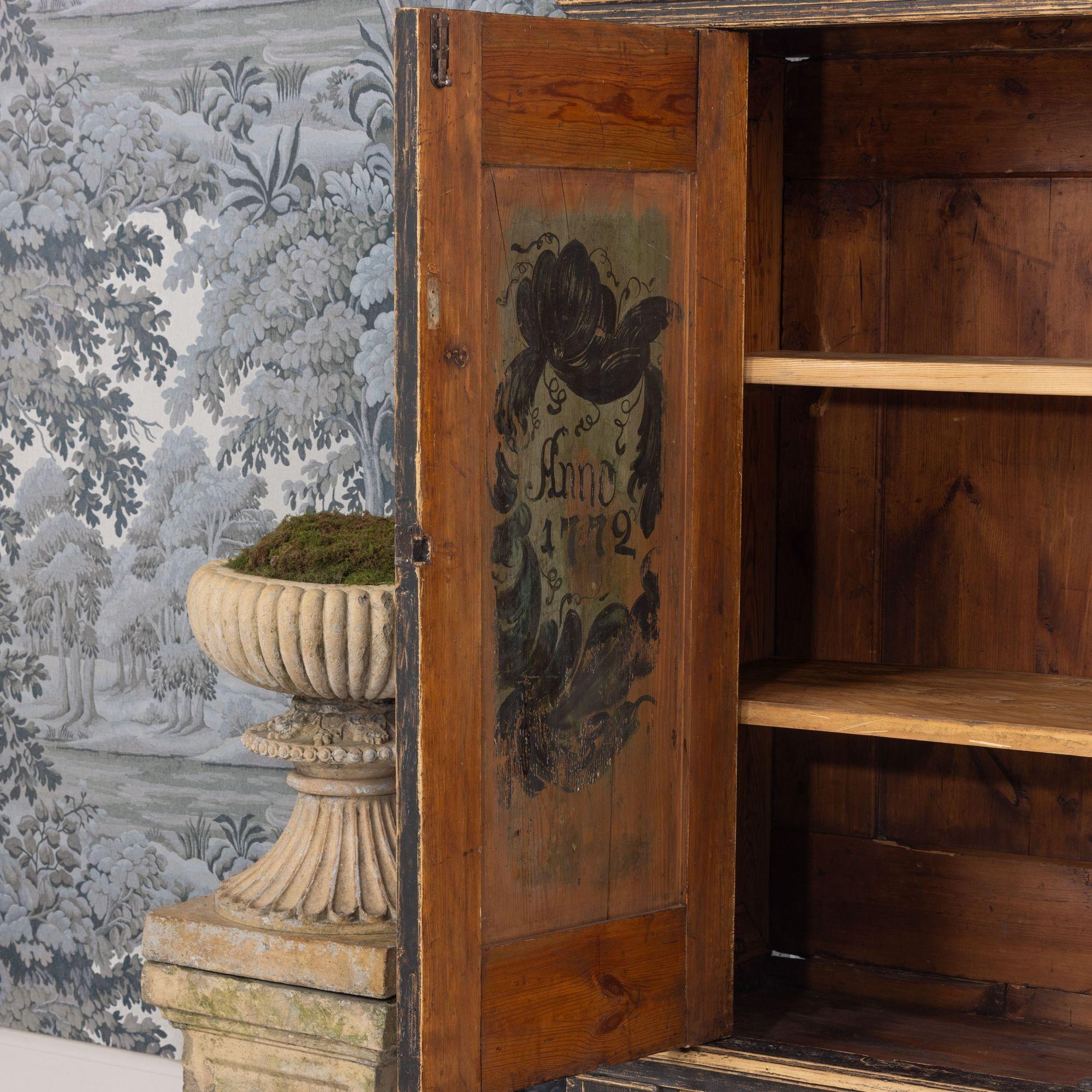XVIIIe siècle et antérieur XVIIIe siècle Armoire suédoise baroque peinte en noir en vente