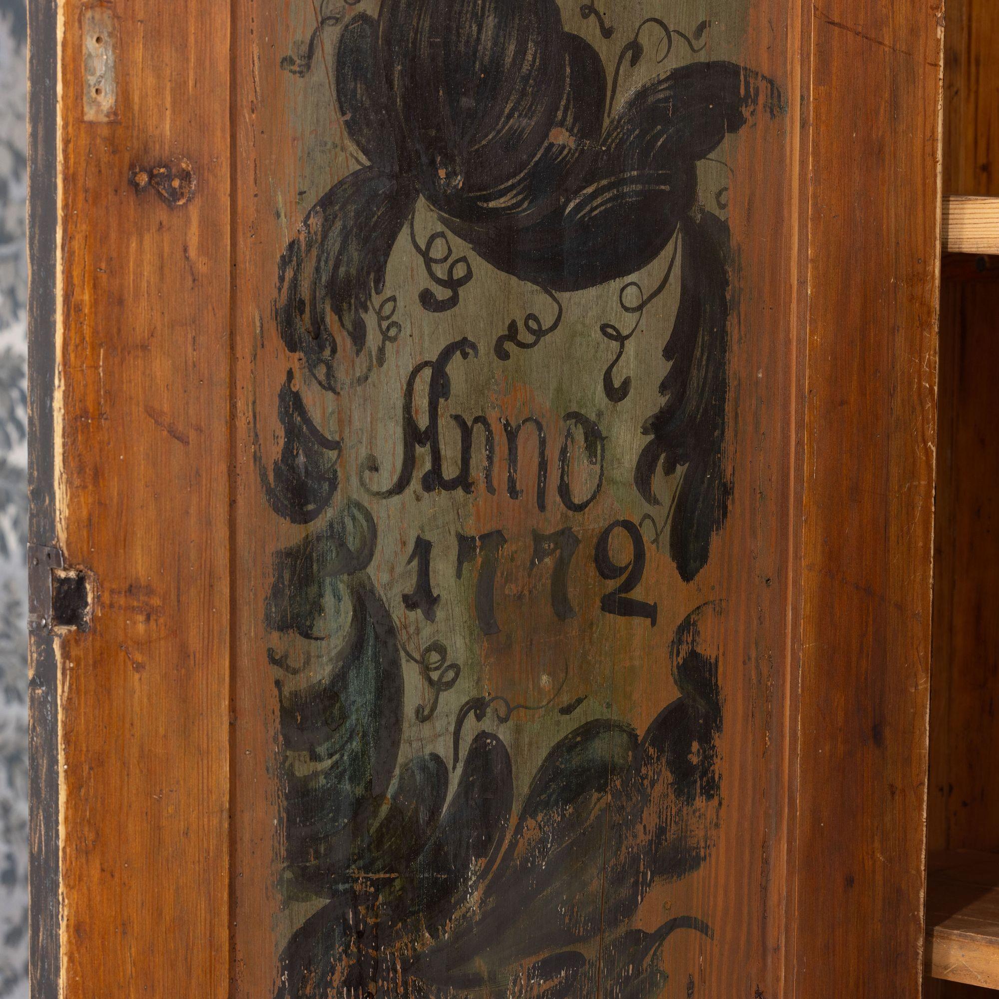 Bois XVIIIe siècle Armoire suédoise baroque peinte en noir en vente