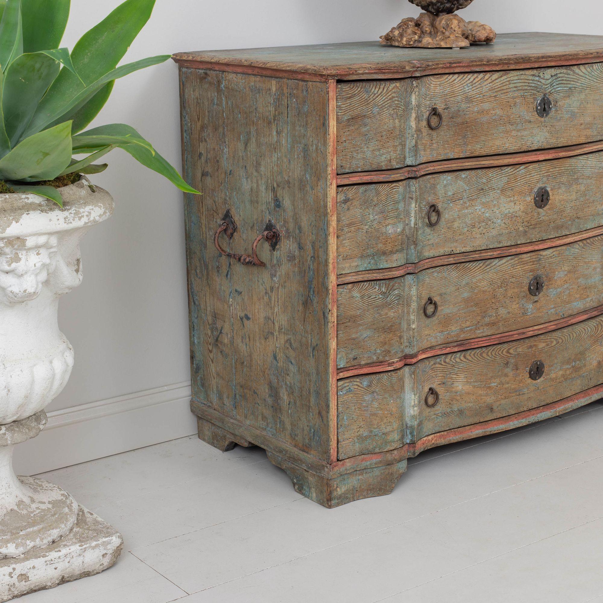 18th c. Swedish Commode in Original Patina with Arbalette Shaped Front For Sale 3