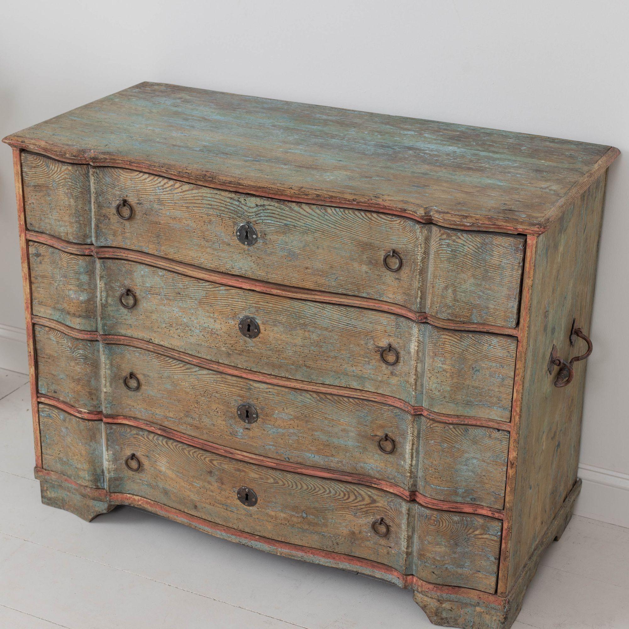 18th c. Swedish Commode in Original Patina with Arbalette Shaped Front For Sale 4