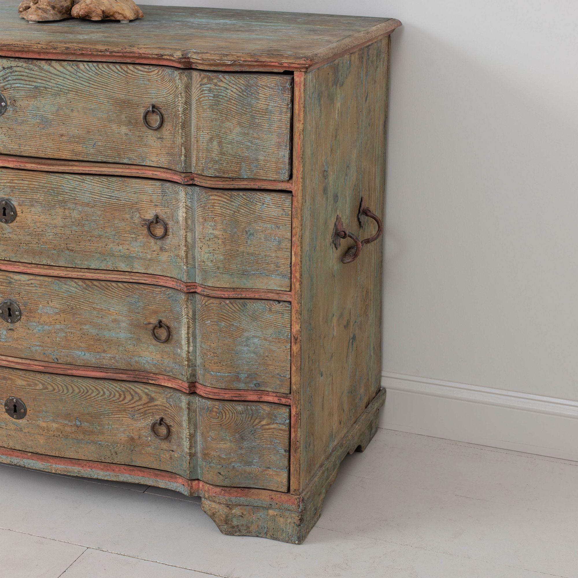 18th c. Swedish Commode in Original Patina with Arbalette Shaped Front For Sale 5