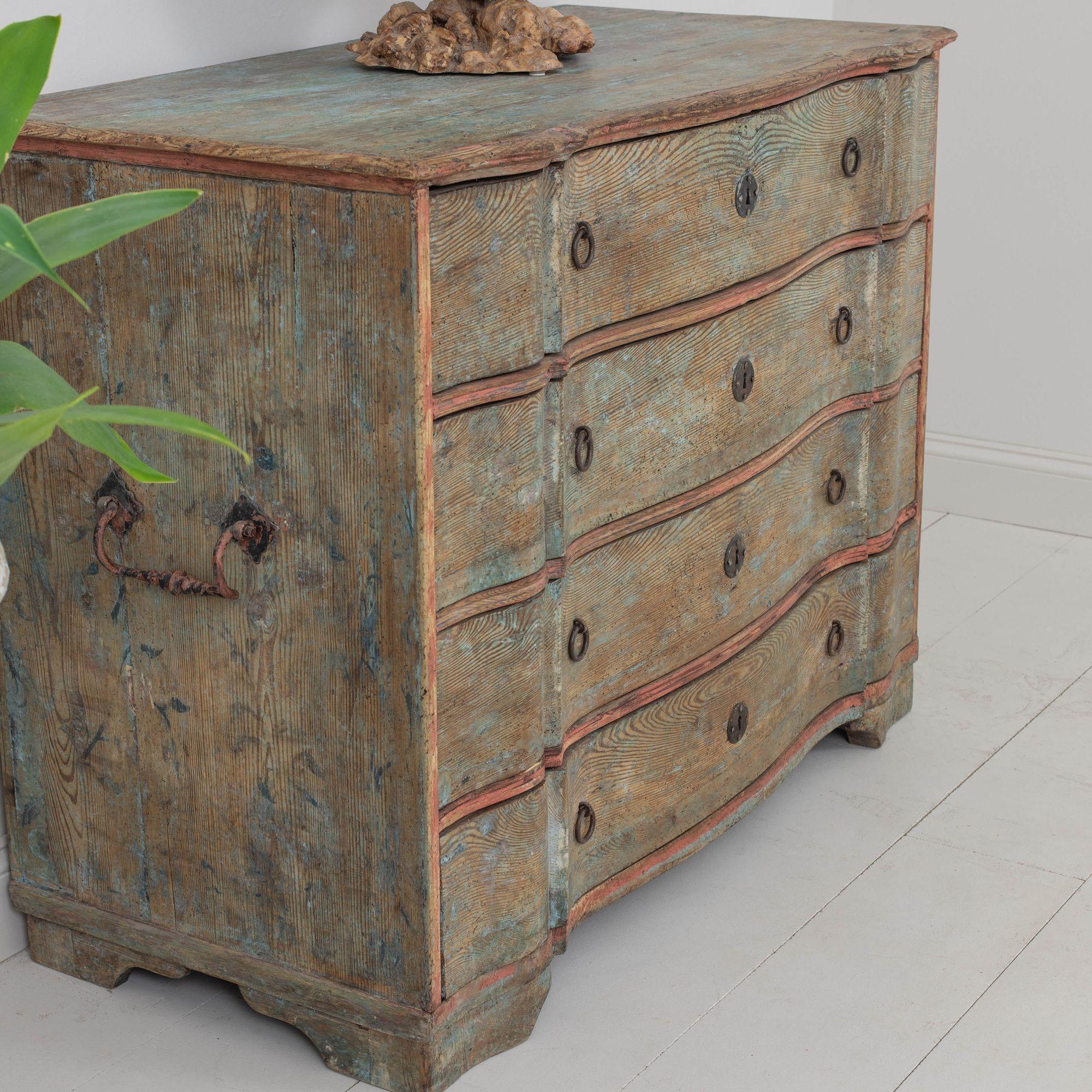 18th c. Swedish Commode in Original Patina with Arbalette Shaped Front For Sale 6