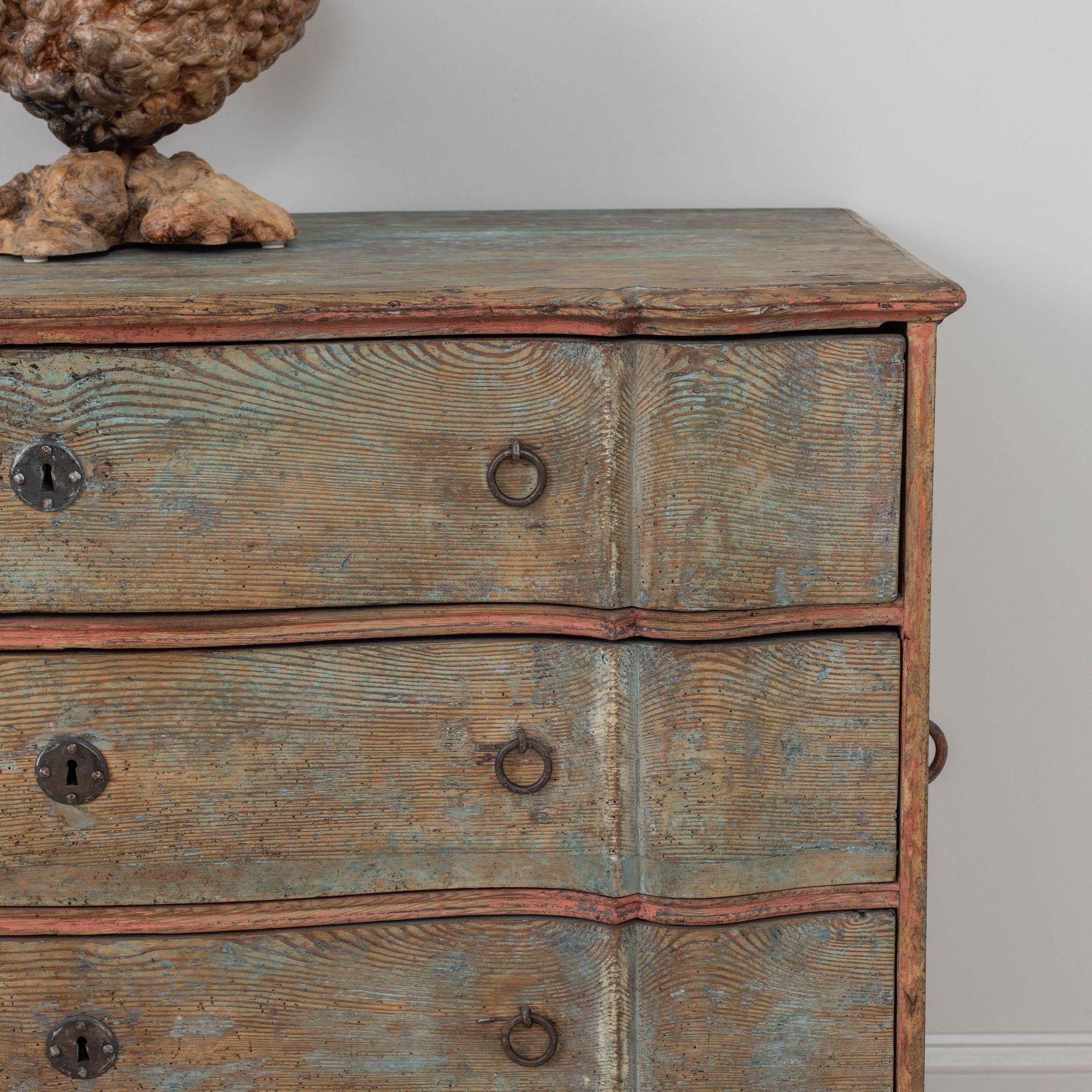 Hand-Carved 18th c. Swedish Commode in Original Patina with Arbalette Shaped Front For Sale
