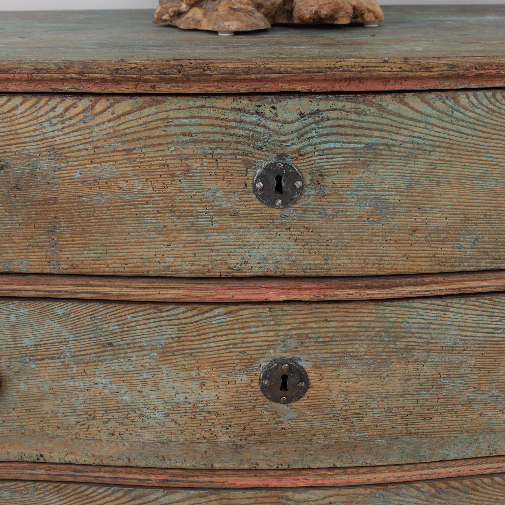 18th c. Swedish Commode in Original Patina with Arbalette Shaped Front In Excellent Condition For Sale In Wichita, KS
