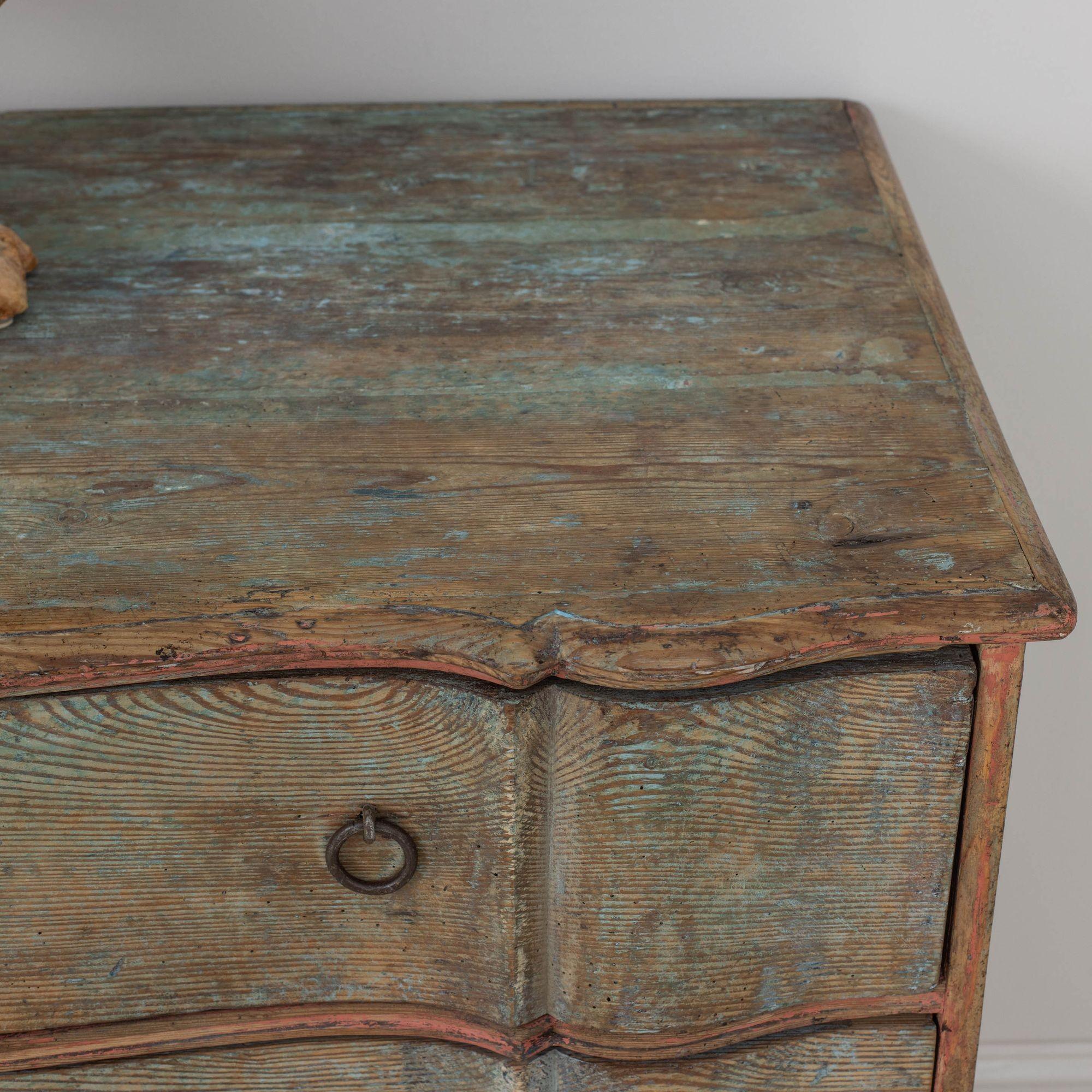 18th c. Swedish Commode in Original Patina with Arbalette Shaped Front For Sale 1