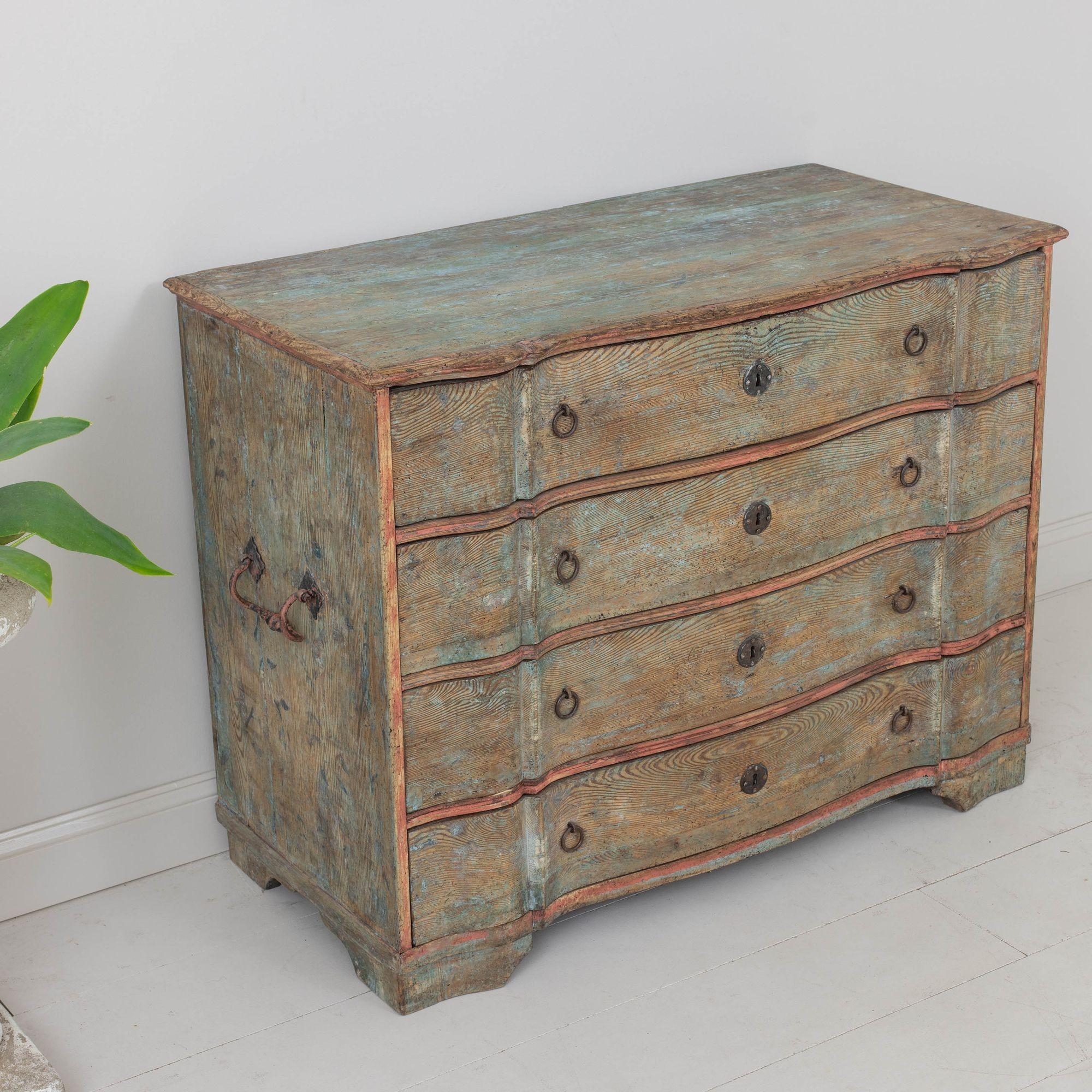 18th c. Swedish Commode in Original Patina with Arbalette Shaped Front For Sale 2