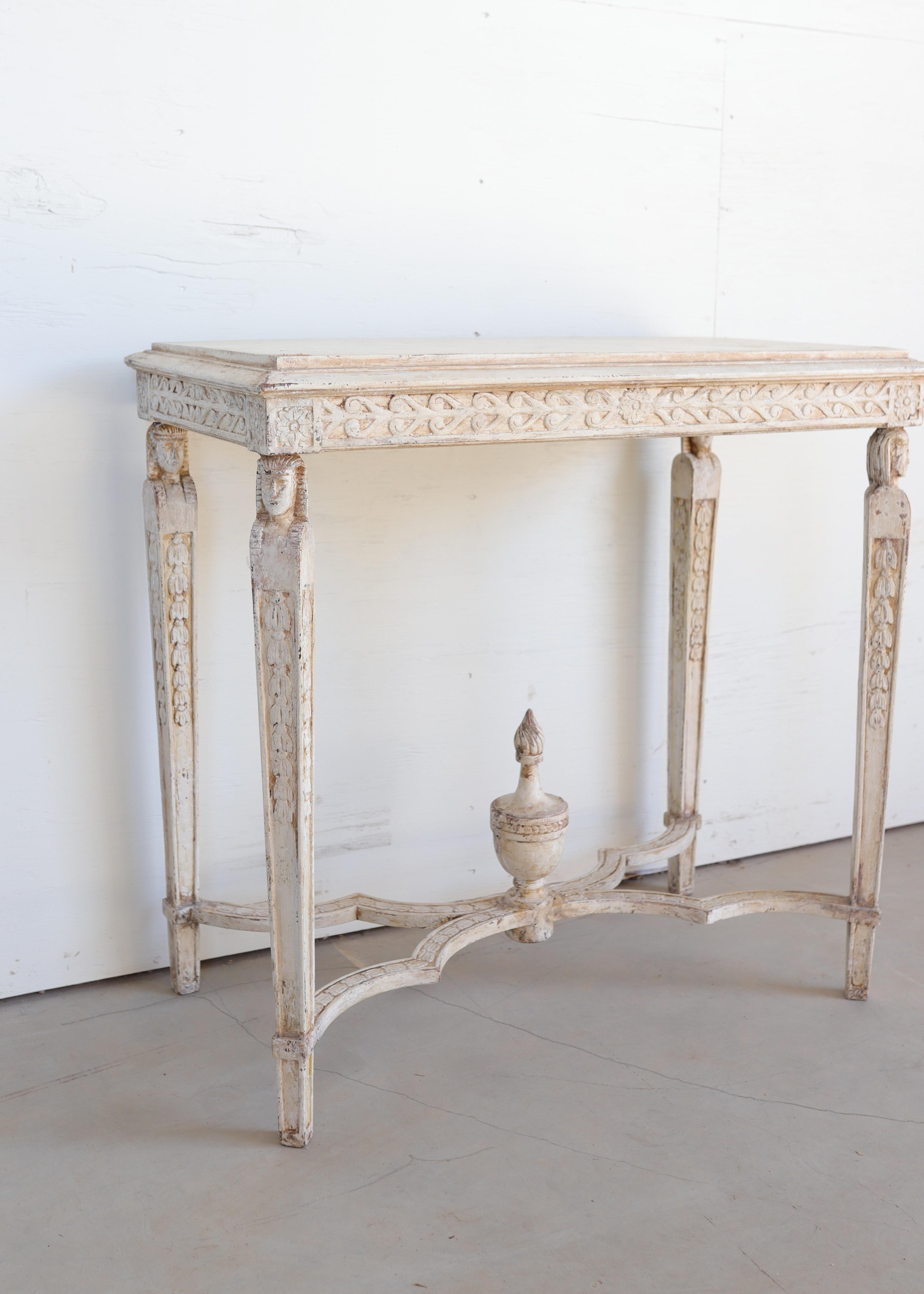 Une exquise table console suédoise du XVIIIe siècle qui témoigne de l'art raffiné et de la sobriété caractéristiques de la période gustavienne. Cette élégante pièce présente des motifs floraux et feuillus richement sculptés à la main le long du