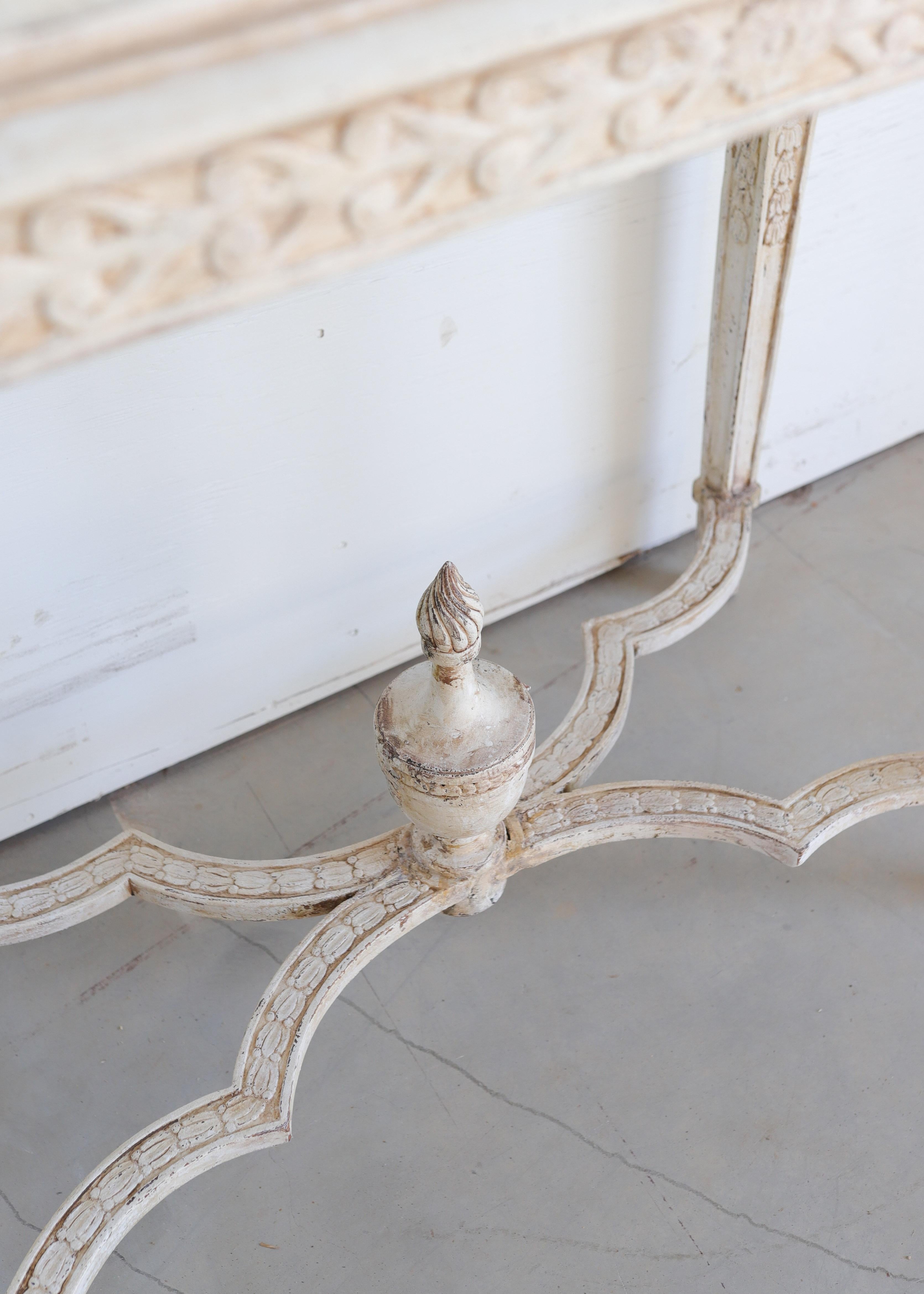 Gustavien XVIIIe siècle Table console suédoise avec détails sculptés à la main en vente