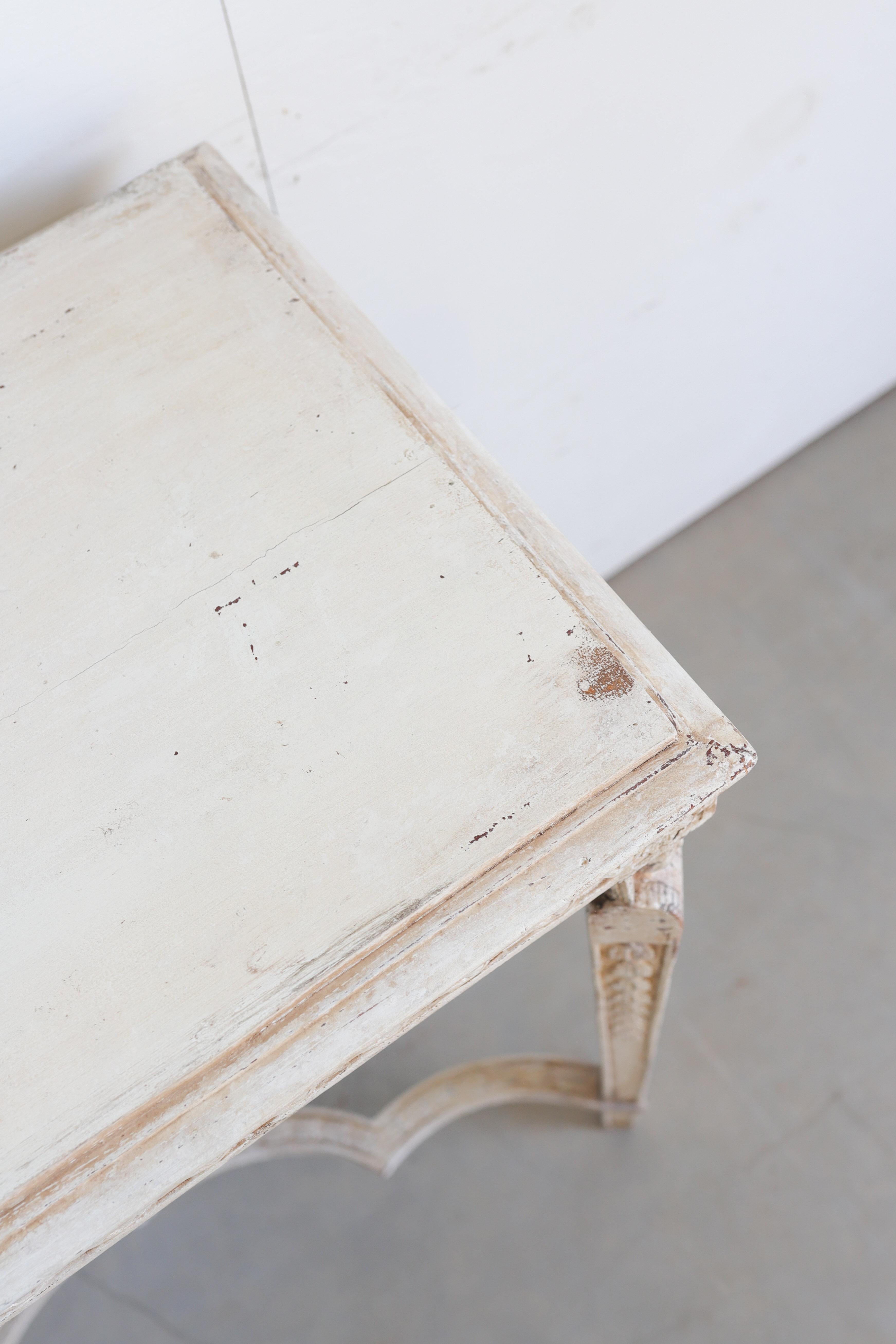 Suédois XVIIIe siècle Table console suédoise avec détails sculptés à la main en vente