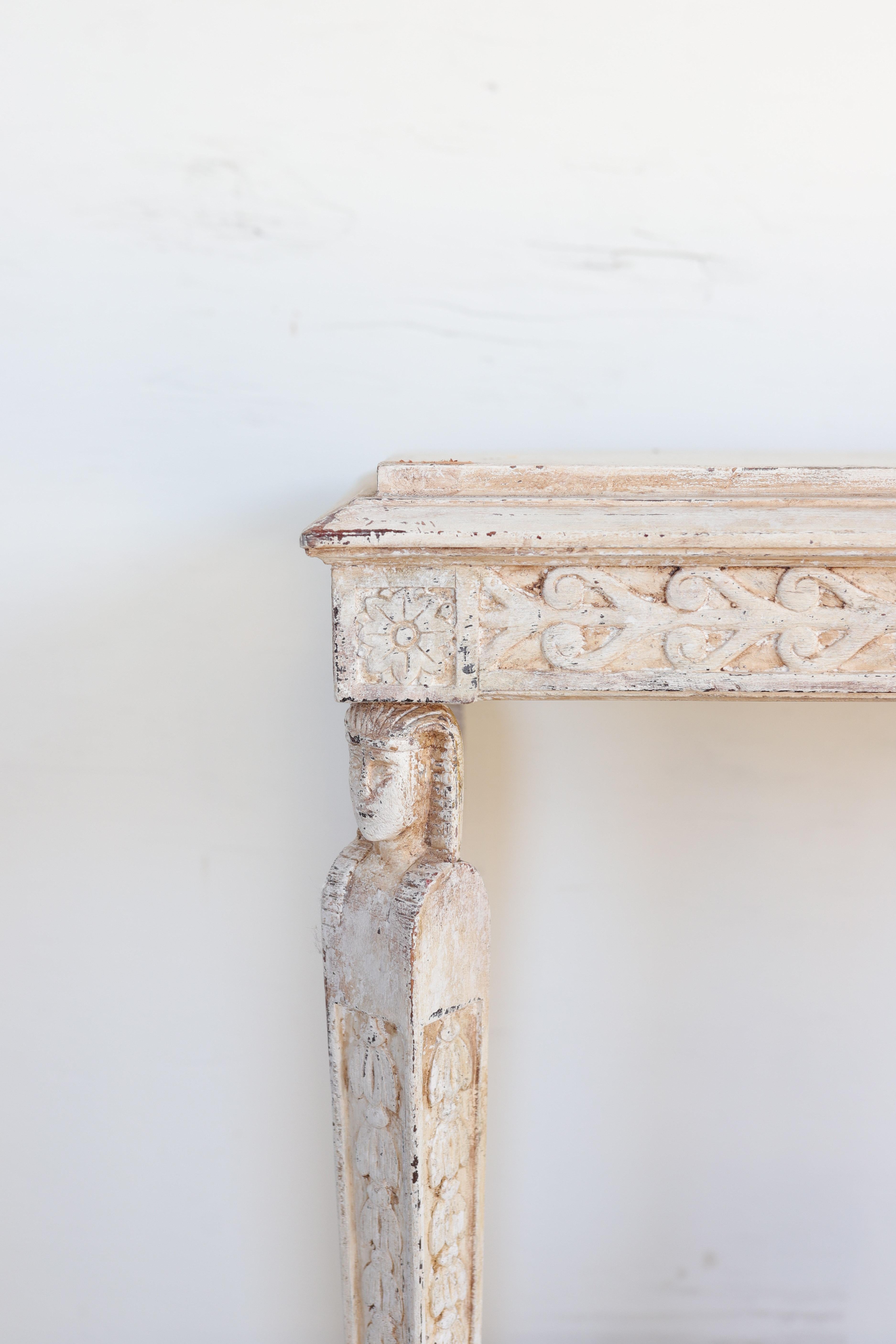 Sculpté à la main XVIIIe siècle Table console suédoise avec détails sculptés à la main en vente