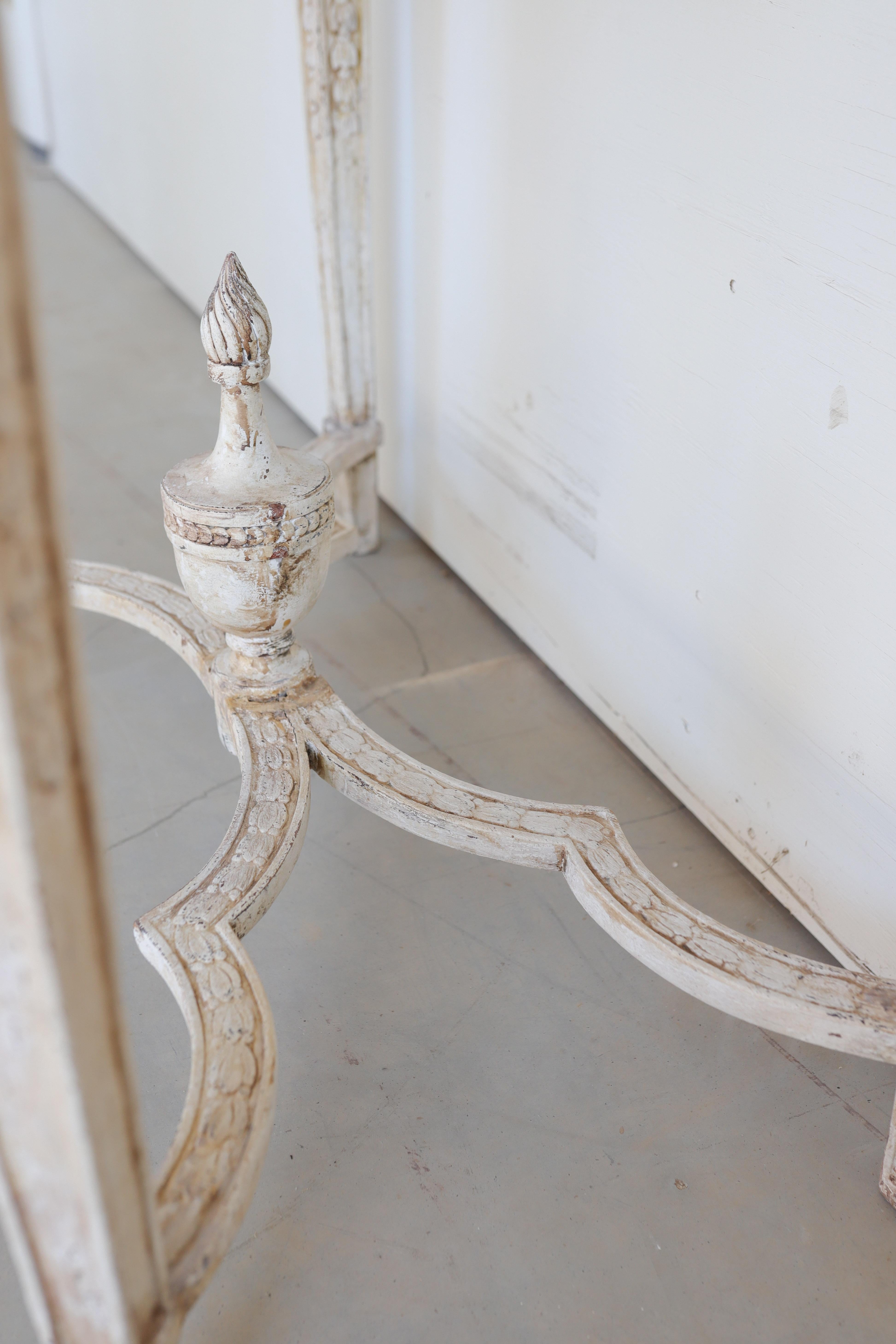 XVIIIe siècle et antérieur XVIIIe siècle Table console suédoise avec détails sculptés à la main en vente