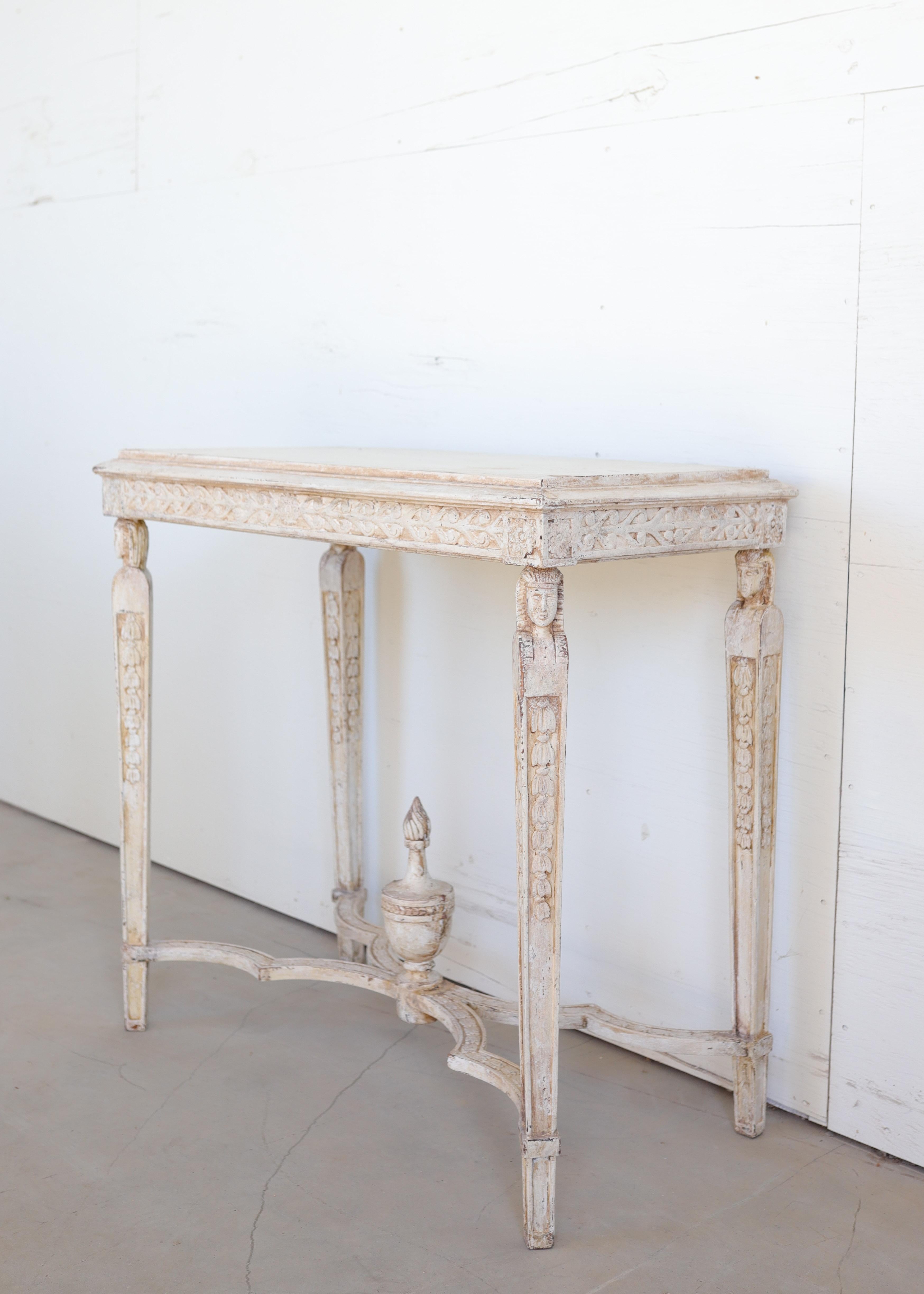 Pin XVIIIe siècle Table console suédoise avec détails sculptés à la main en vente