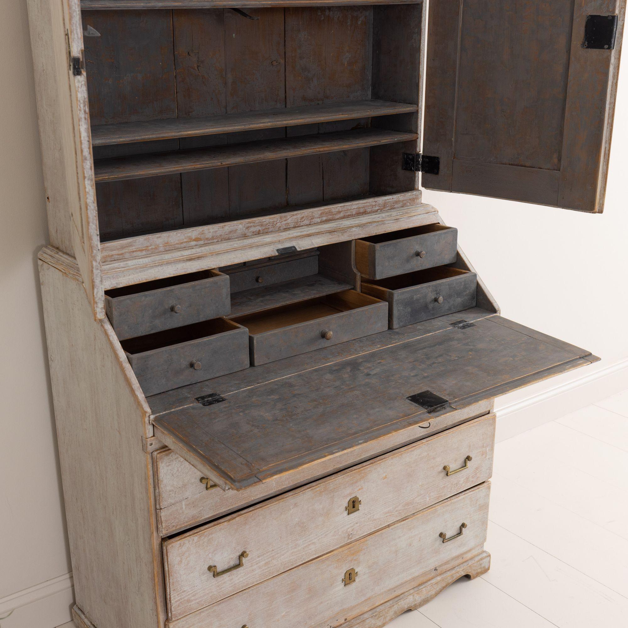 18th c. Swedish Early Gustavian Secretary with Library For Sale 4