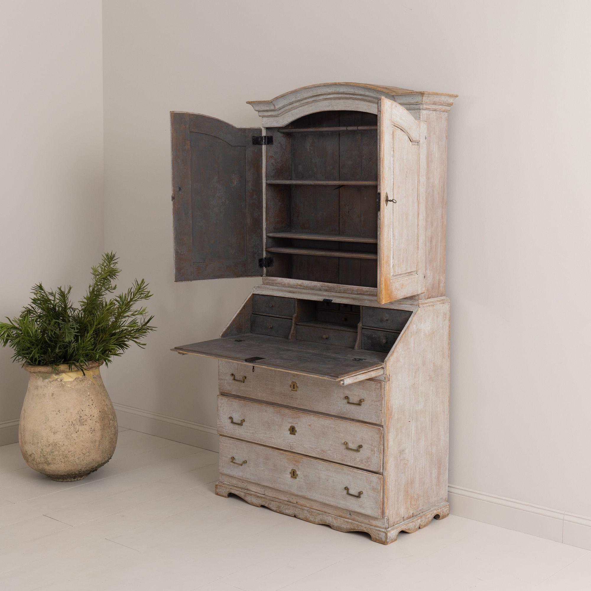 18th c. Swedish Early Gustavian Secretary with Library For Sale 5