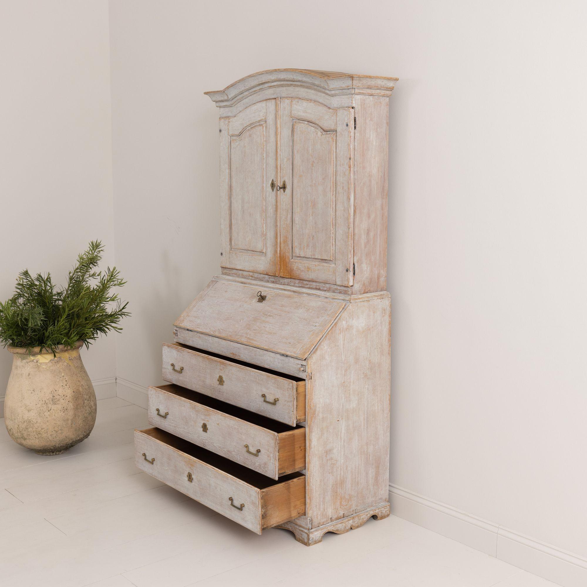 18th c. Swedish Early Gustavian Secretary with Library For Sale 6