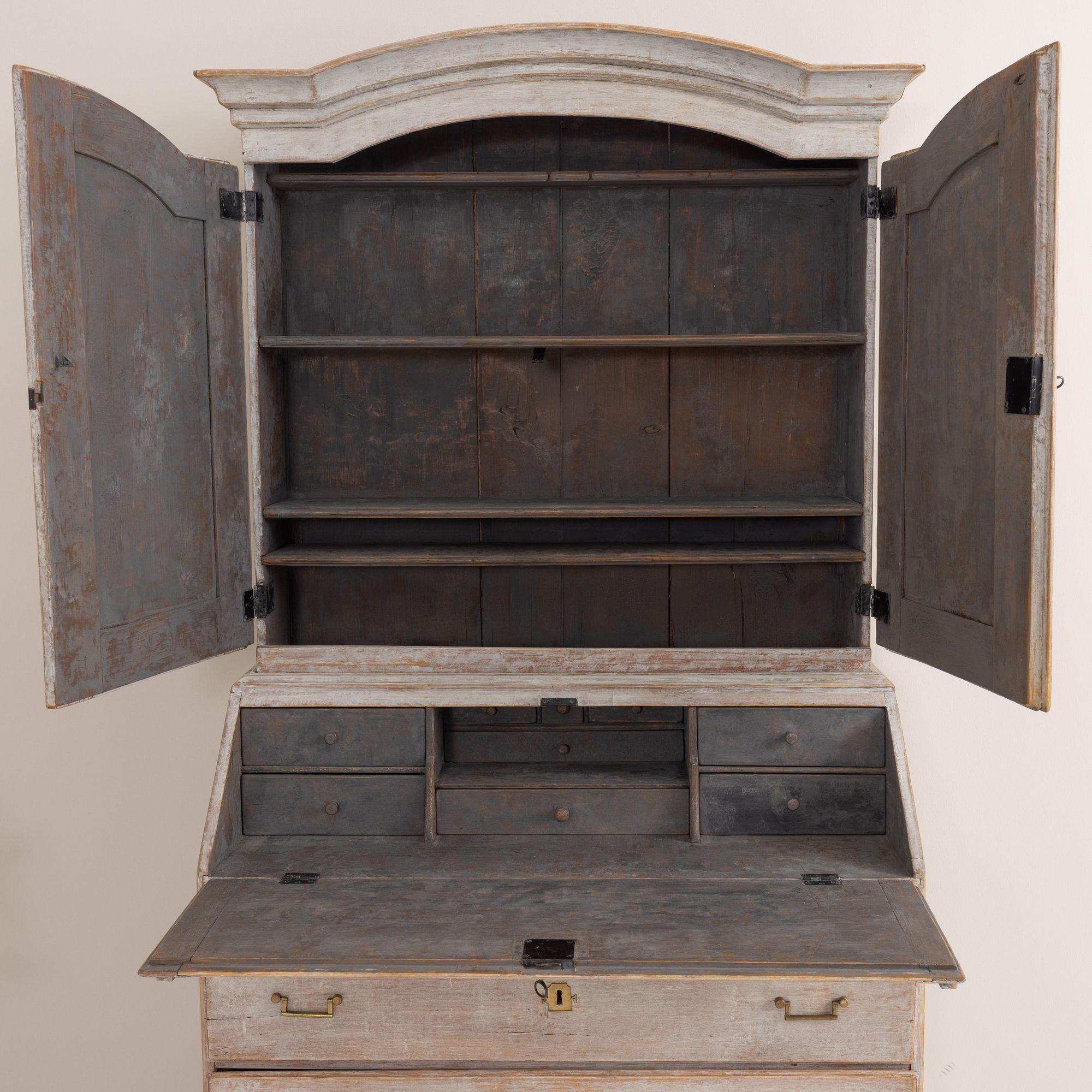 18th c. Swedish Early Gustavian Secretary with Library For Sale 2