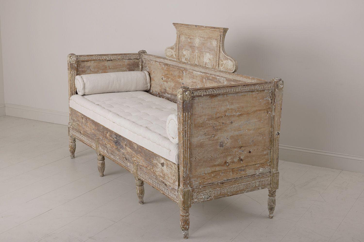 18th c. Swedish Gustavian Daybed Sofa Bench with Griffons in Original Patina 4