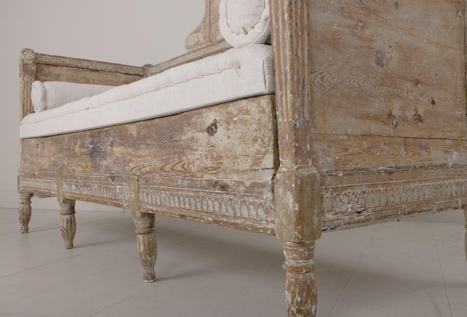 18th c. Swedish Gustavian Daybed Sofa Bench with Griffons in Original Patina 6