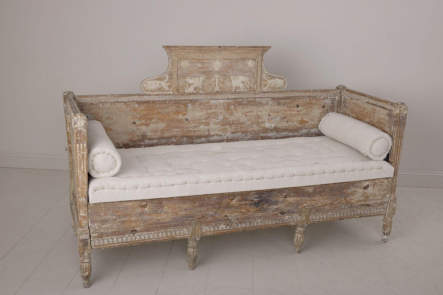 18th c. Swedish Gustavian Daybed Sofa Bench with Griffons in Original Patina In Excellent Condition In Wichita, KS