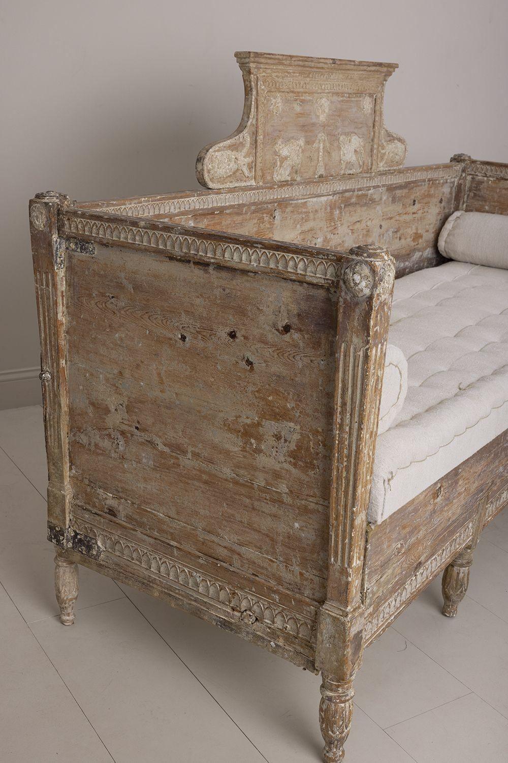 Linen 18th c. Swedish Gustavian Daybed Sofa Bench with Griffons in Original Patina