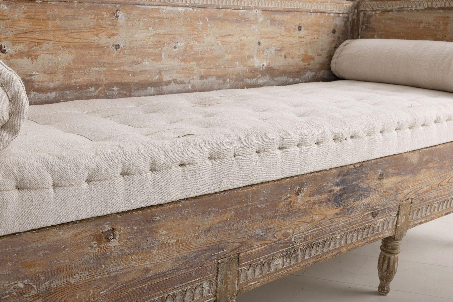 18th c. Swedish Gustavian Daybed Sofa Bench with Griffons in Original Patina 1