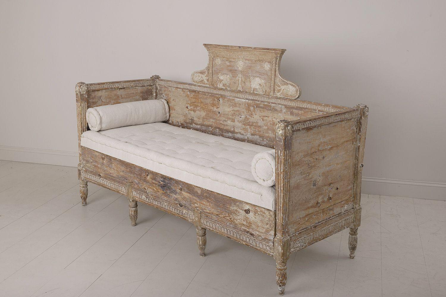 18th c. Swedish Gustavian Daybed Sofa Bench with Griffons in Original Patina 3