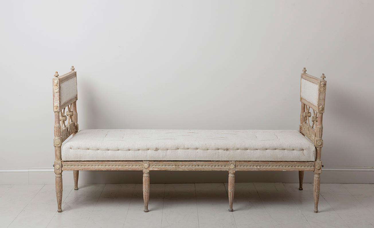  Swedish Daybed in Original Paint with Egyptian Carvings, 18th c. Gustavian In Excellent Condition In Wichita, KS