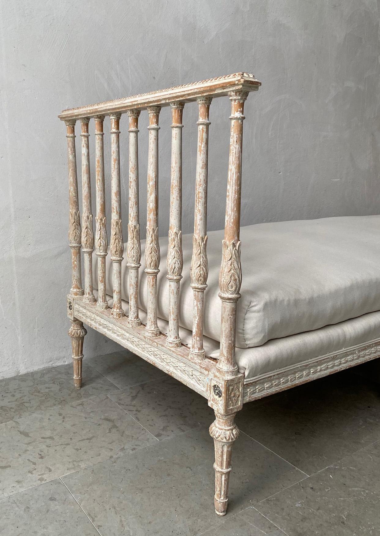 Hand-Carved 18th C. Swedish Gustavian Period Daybed Sofa in Original Paint by Johan Lindgren