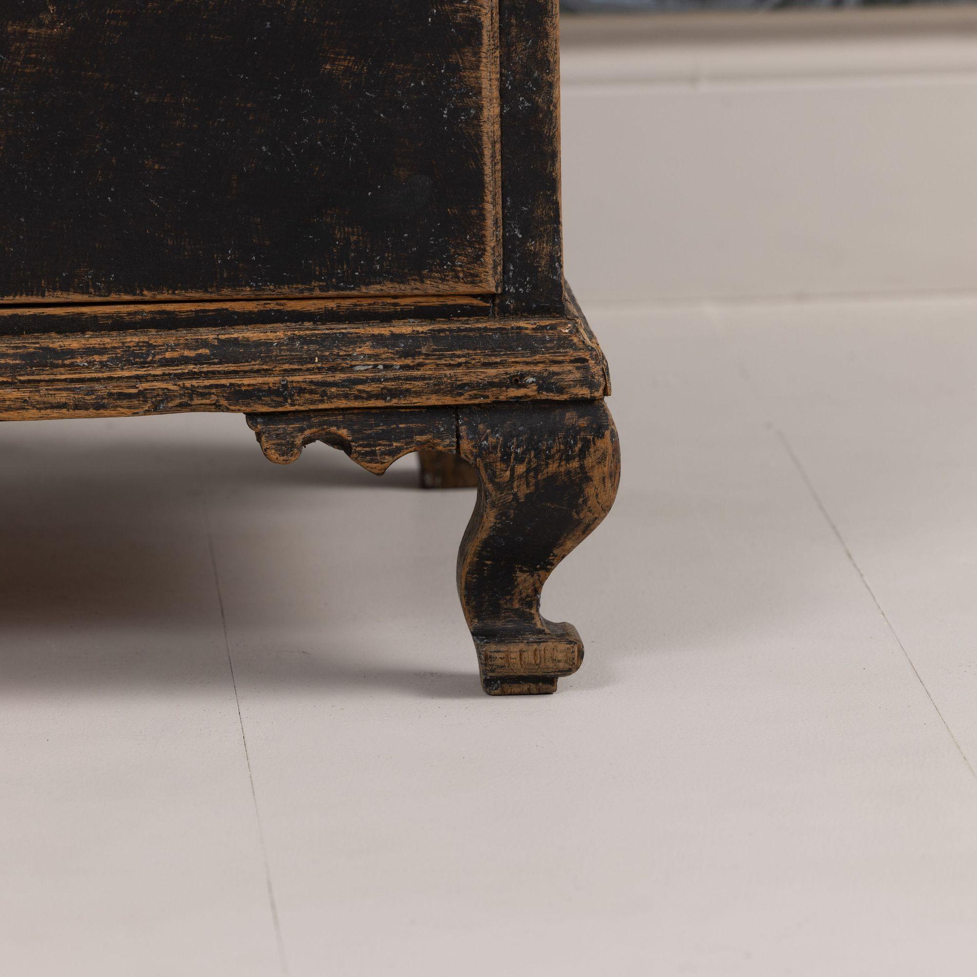 Siglo XVIII Armario de Prensa de Lino Sueco Pintado de Negro de la Época Gustaviana en venta 1
