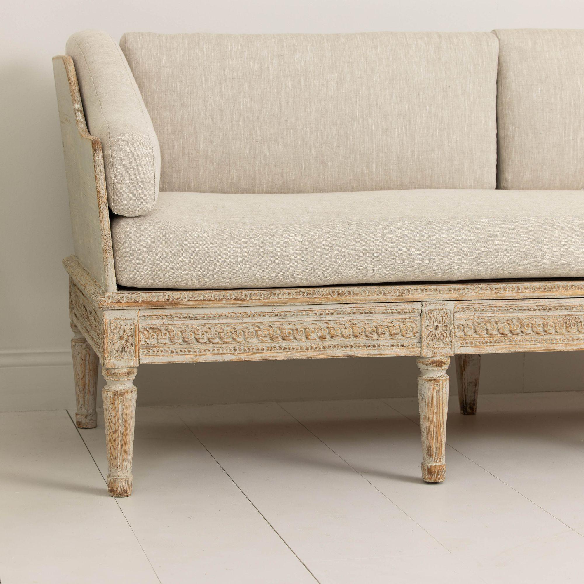 18th c. Swedish Gustavian Period Painted Sofa 'Trägsoffa' In Excellent Condition For Sale In Wichita, KS