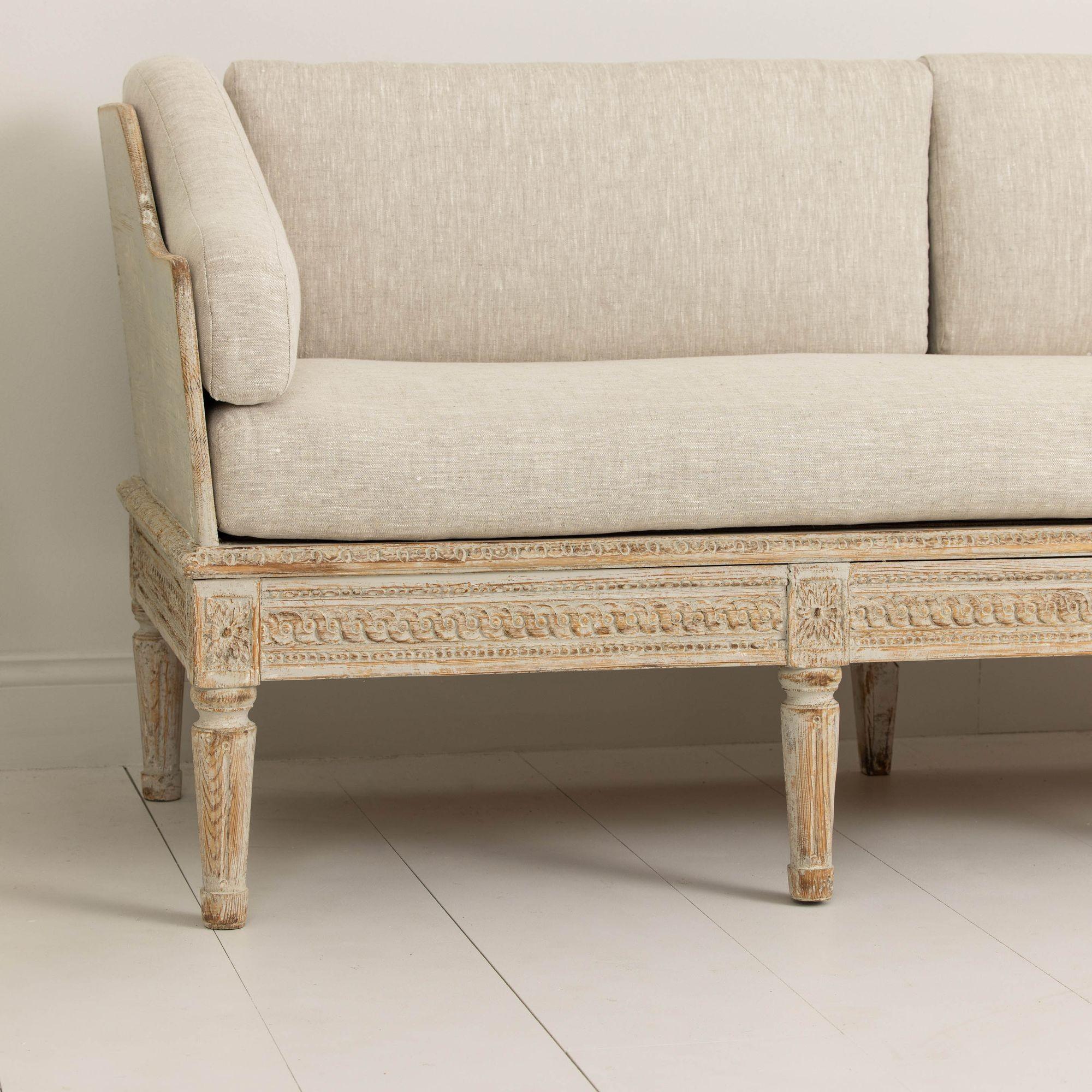 Hand-Carved 18th c. Swedish Gustavian Period Painted Sofa Bench Tragsofa / 'Trägsoffa' For Sale