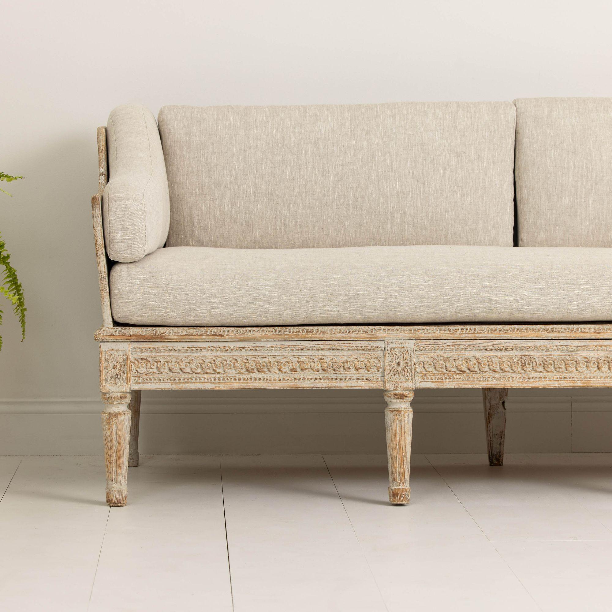 18. Jahrhundert. Schwedisches bemaltes Sofa 'Trägsoffa' aus der Gustavianischen Periode (Leinen) im Angebot