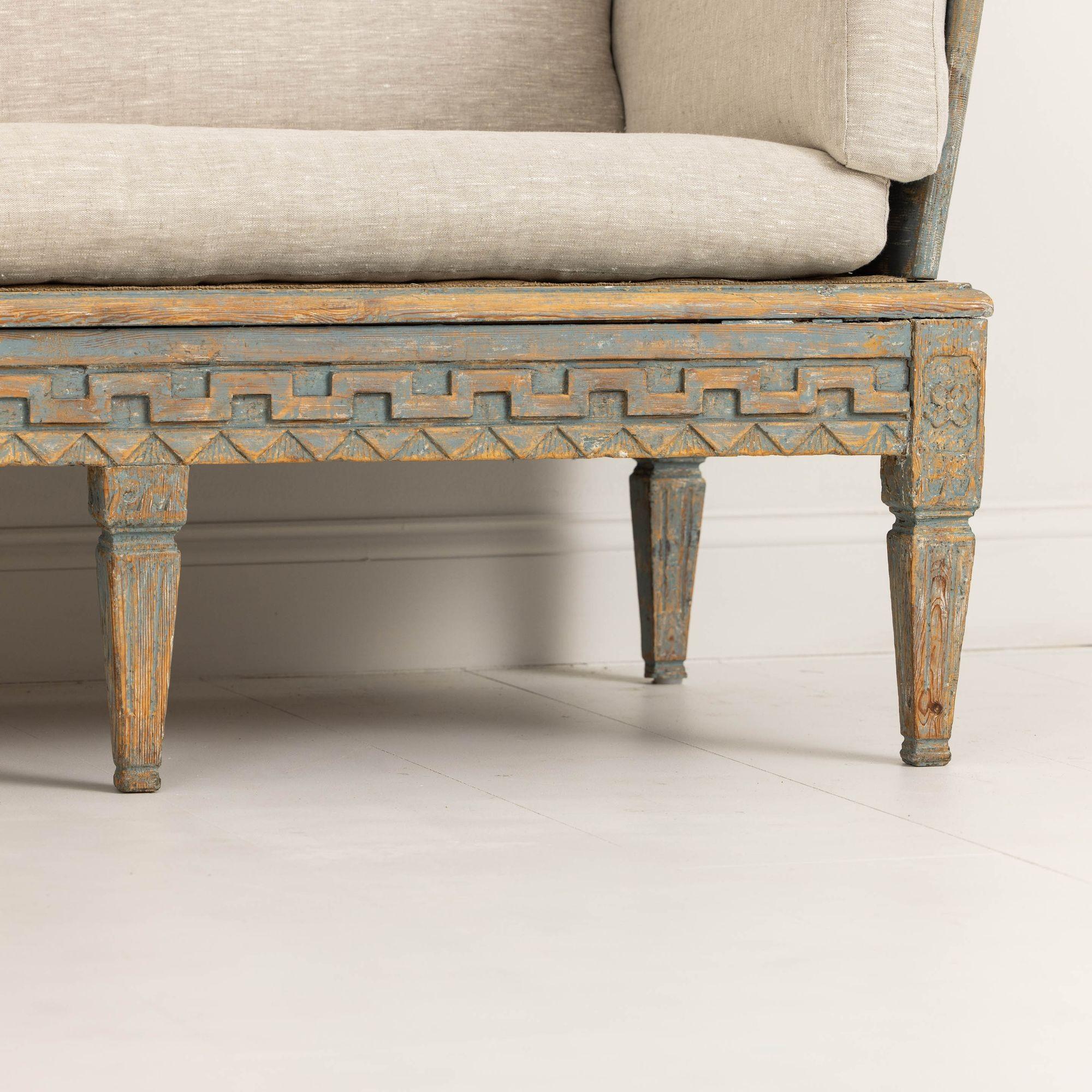 XVIIIe siècle et antérieur 18th c. Swedish Gustavian Period Blue Painted Sofa Bench Tragsofa / 'Trägsoffa' en vente