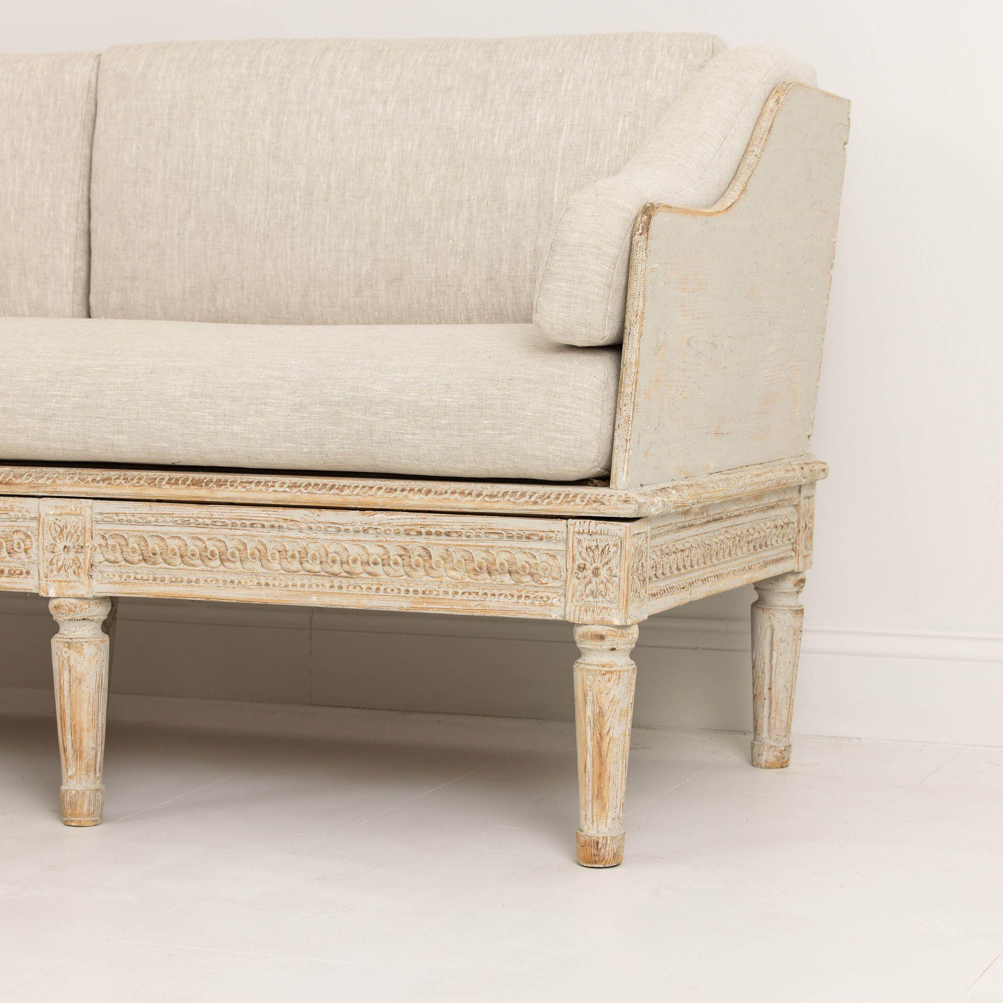 18. Jahrhundert. Schwedisches bemaltes Sofa 'Trägsoffa' aus der Gustavianischen Periode im Angebot 1