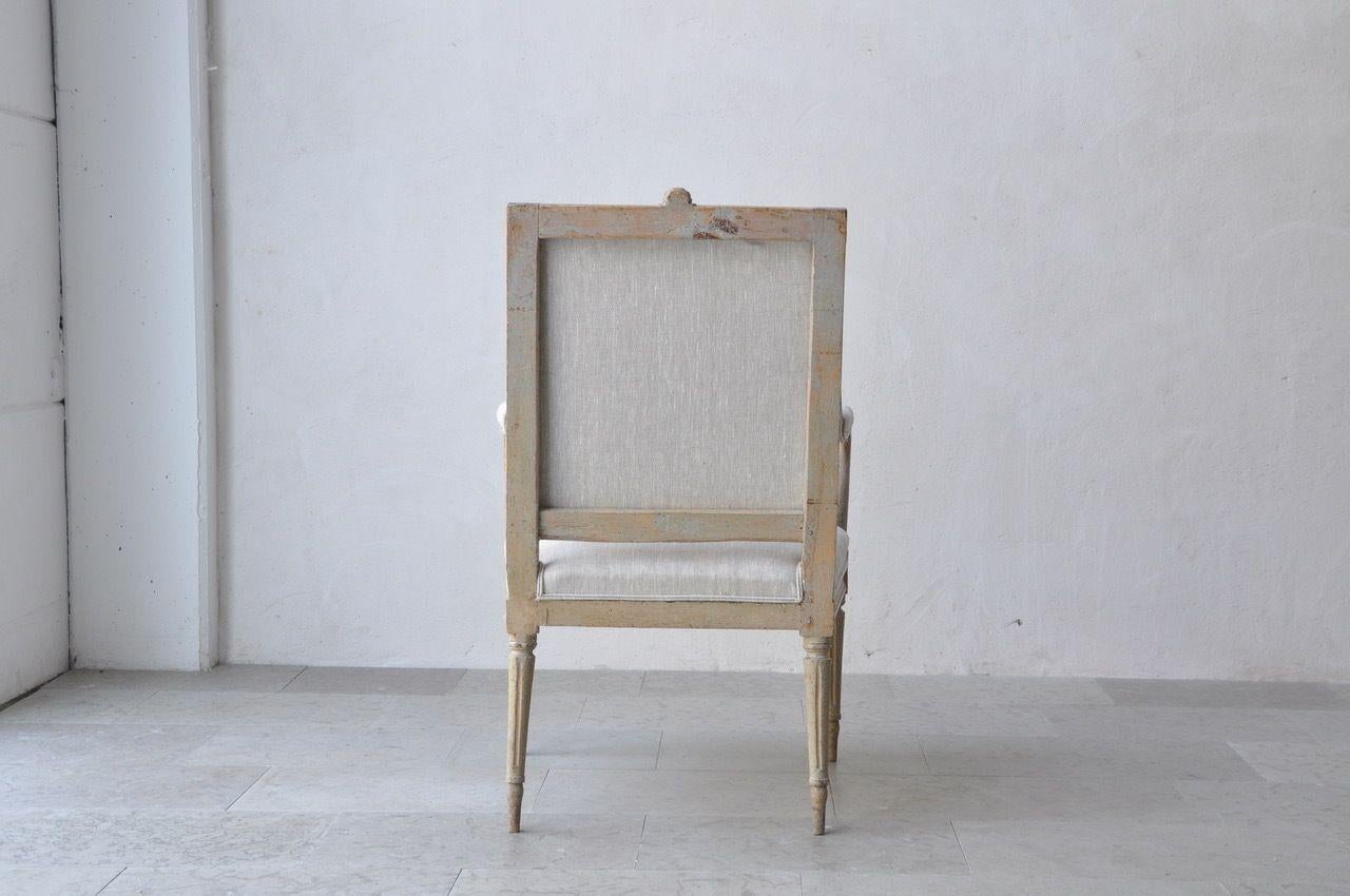 Schwedischer gepolsterter Sessel aus der Gustavianischen Periode des 18. Jahrhunderts in originaler Patina (Leinen) im Angebot
