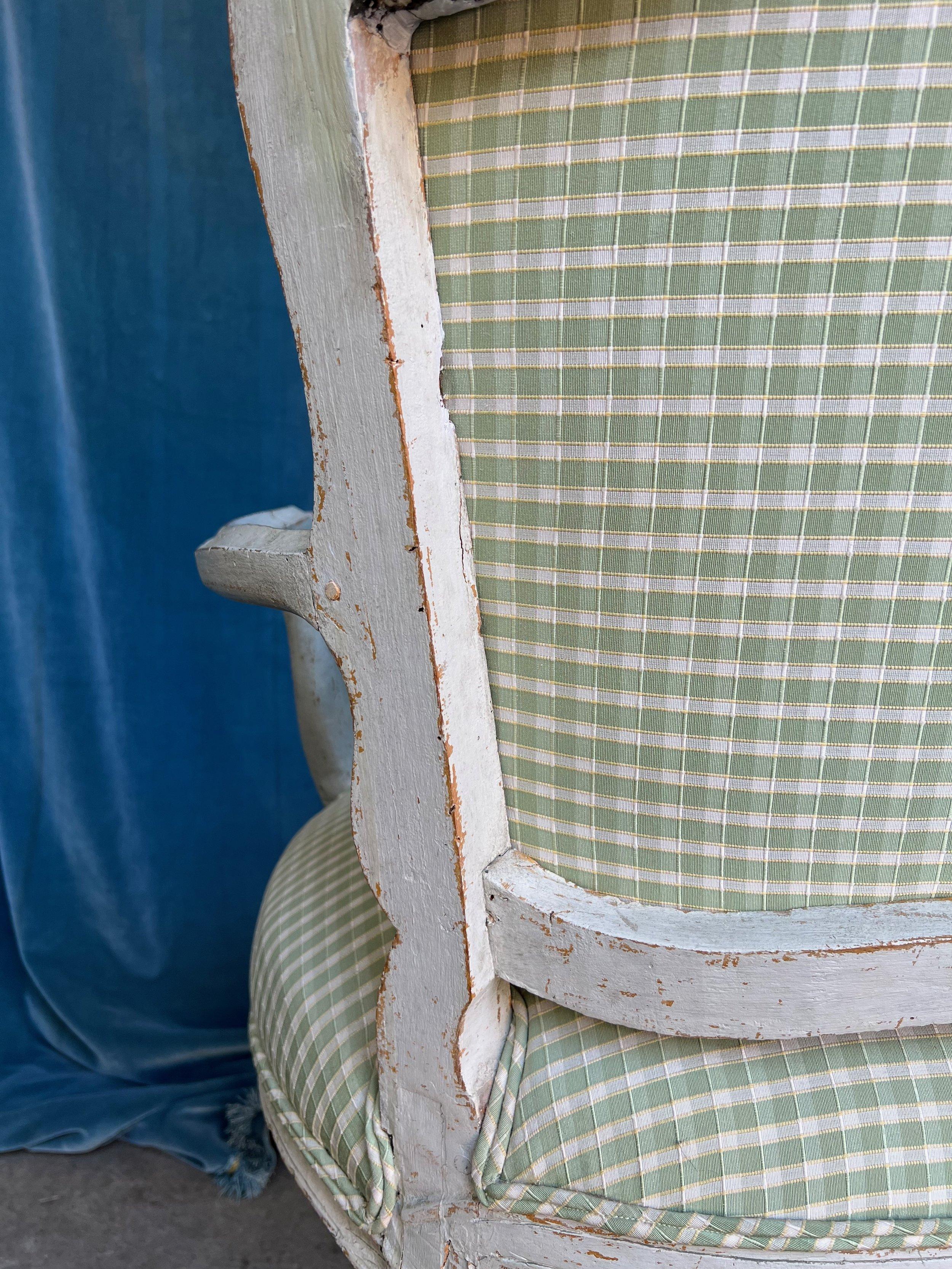 Canapé suédois peint du 18ème siècle avec tapisserie vichy verte en vente 2