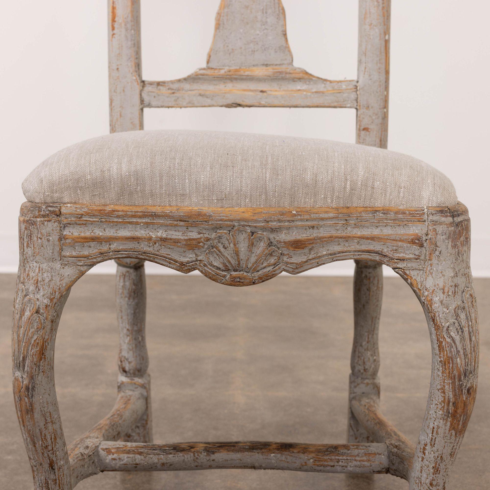 XVIIIe siècle Chaises de salle à manger suédoises peintes d'époque rococo avec sièges coulissants en vente 8