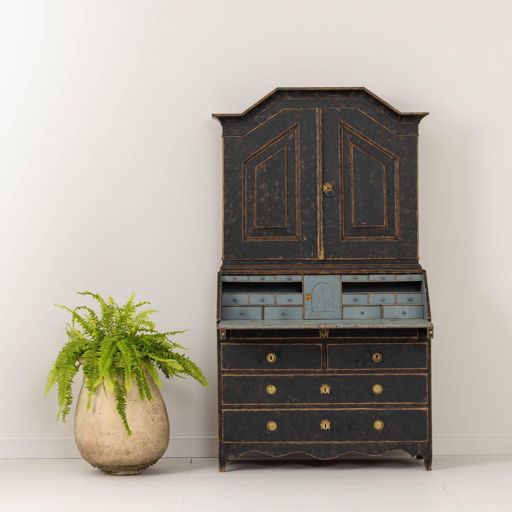 18th c. Swedish Painted Secretary with Library For Sale 6