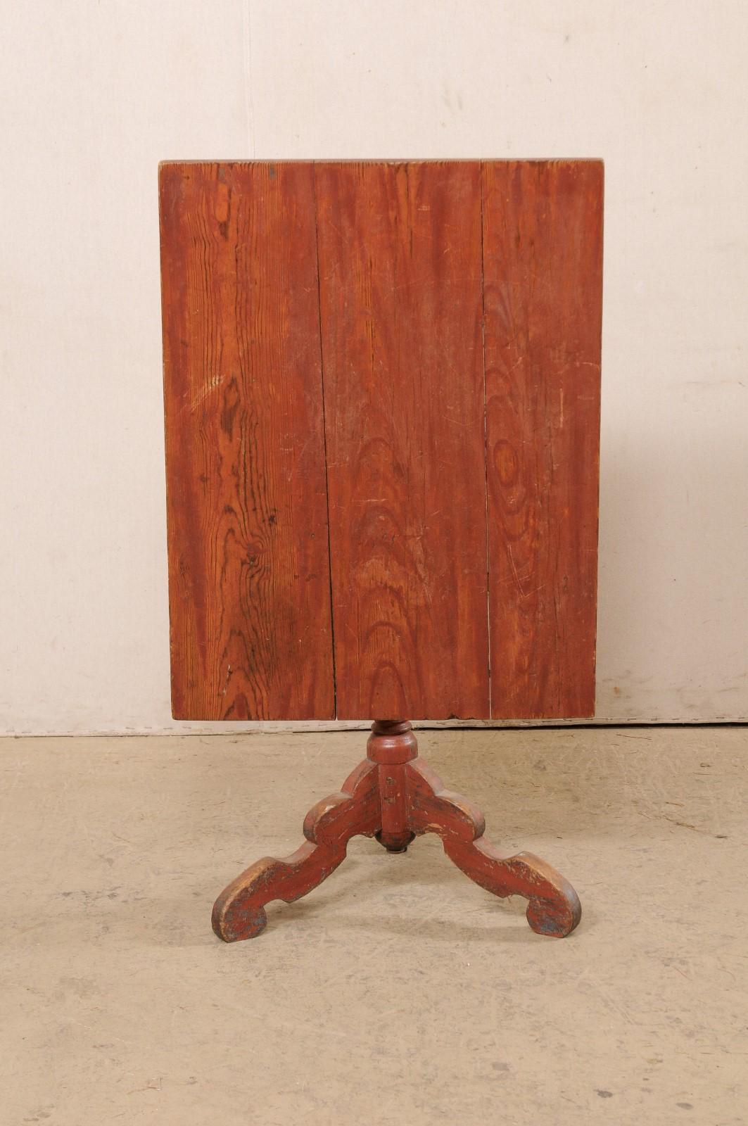 Petite table suédoise du 18ème siècle en bois de forme rectangulaire à plateau basculant avec peinture d'origine en vente 4
