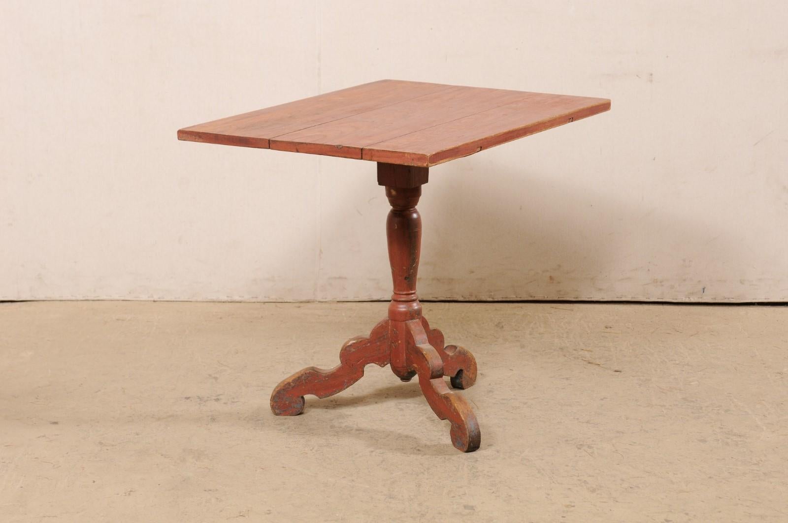 Petite table suédoise du 18ème siècle en bois de forme rectangulaire à plateau basculant avec peinture d'origine en vente 2