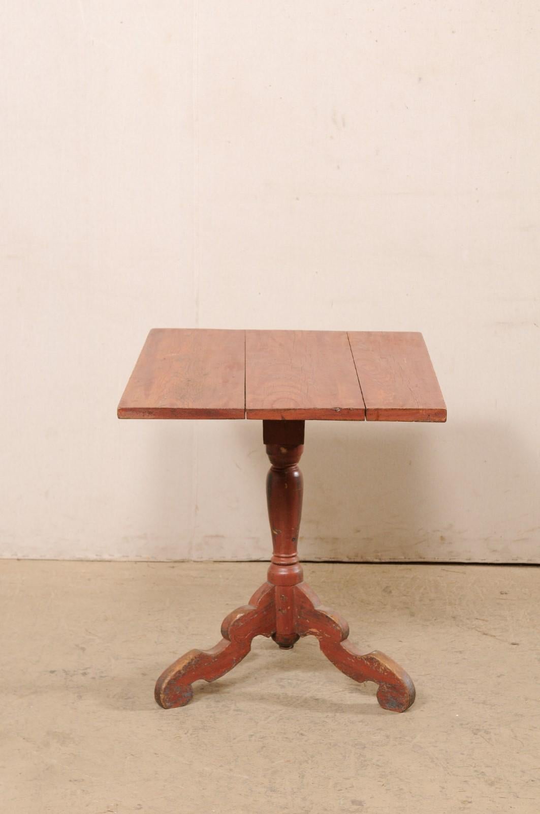 Petite table suédoise du 18ème siècle en bois de forme rectangulaire à plateau basculant avec peinture d'origine en vente 3