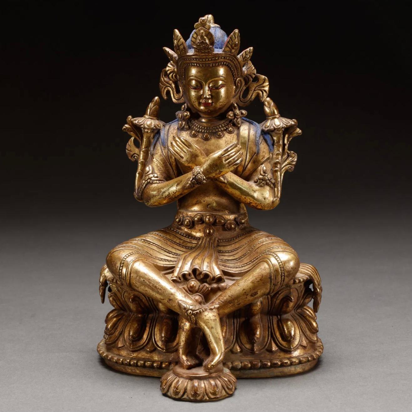 Una representación tibetana de bronce dorado de una rara estatua de Buda de Tara Verde. Parece que hay un objeto sellado en el interior.
Bronce dorado y cobre.
Principios del siglo XIX, finales del siglo XVIII
Altura: 9 pulgadas x 6,2 pulgadas de