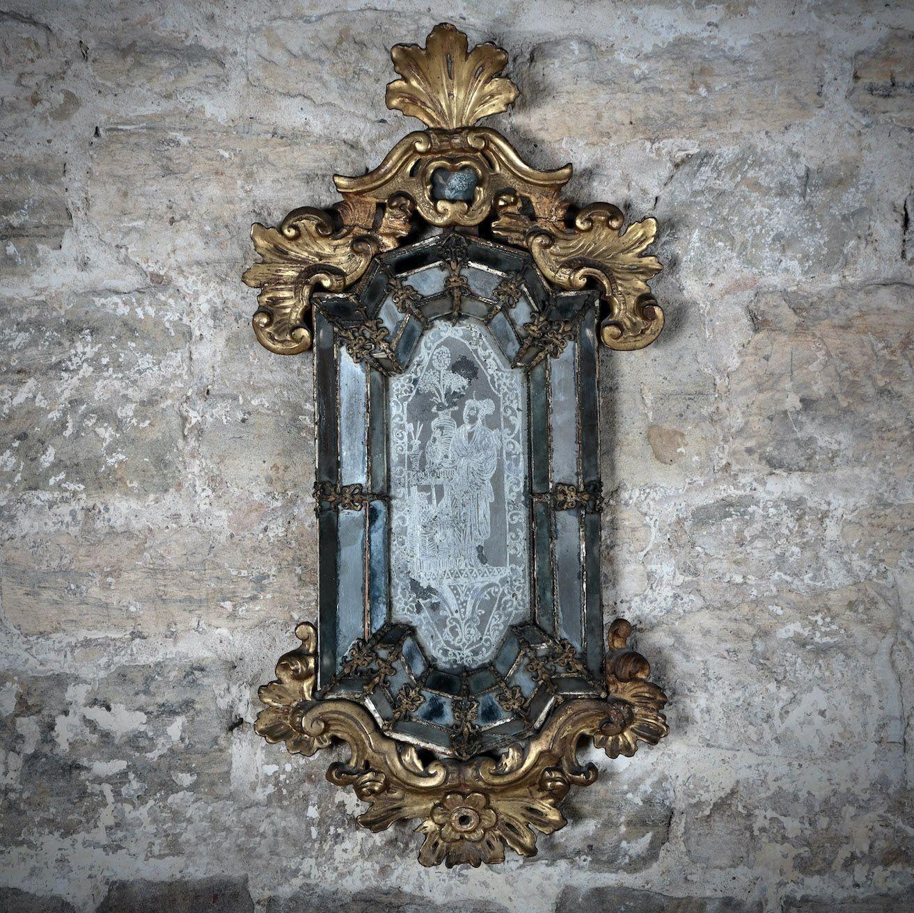 Ein schöner, originaler venezianischer Spiegel mit aufwändiger Vergoldung, einzelnen geschliffenen Spiegelplatten und einer zentralen, in das Glas geätzten Chinoiserie-Figur. Circa 1740.