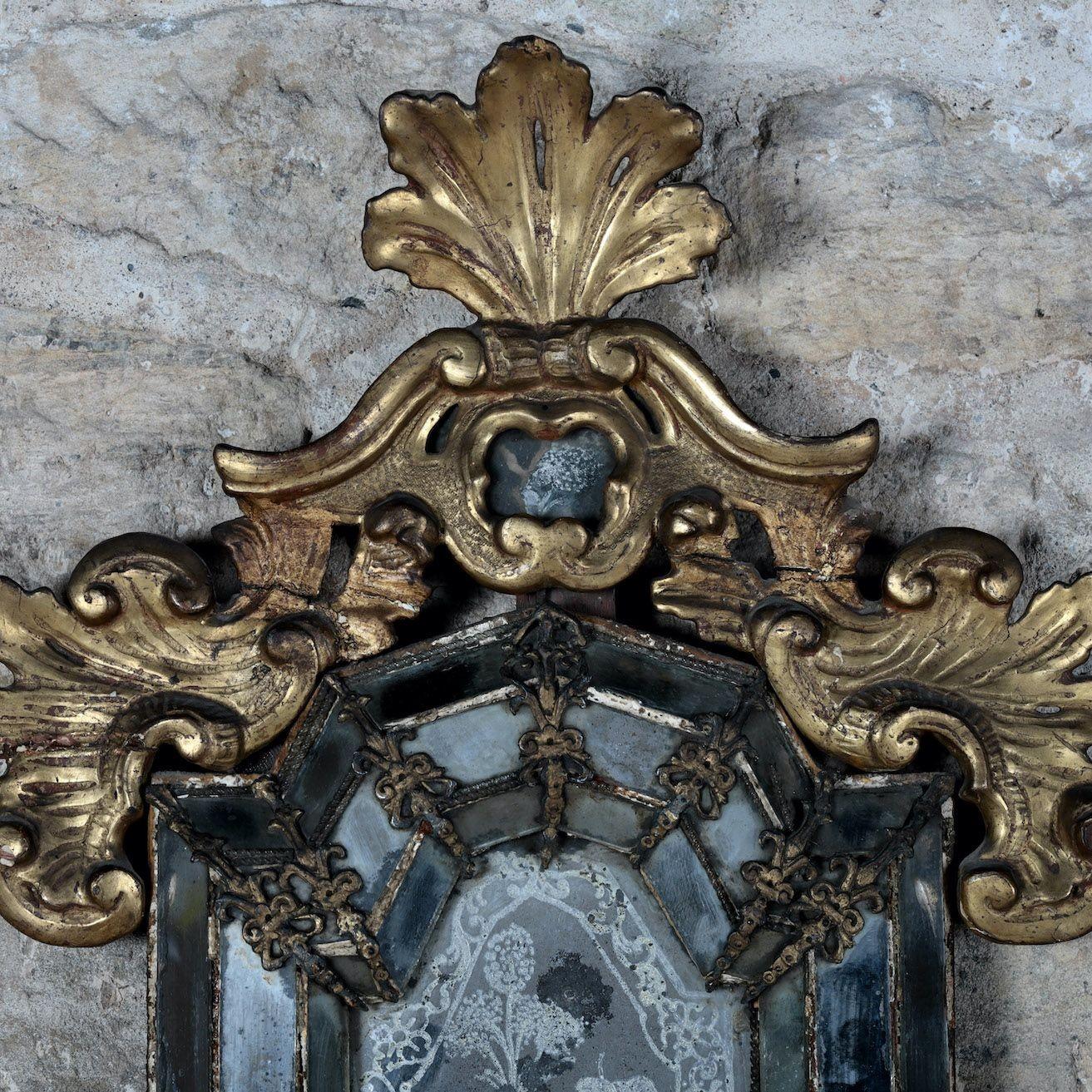 18. Jahrhundert. Spiegel aus venezianischem Gilbholz mit Chinoiserie-Figur (Barock) im Angebot