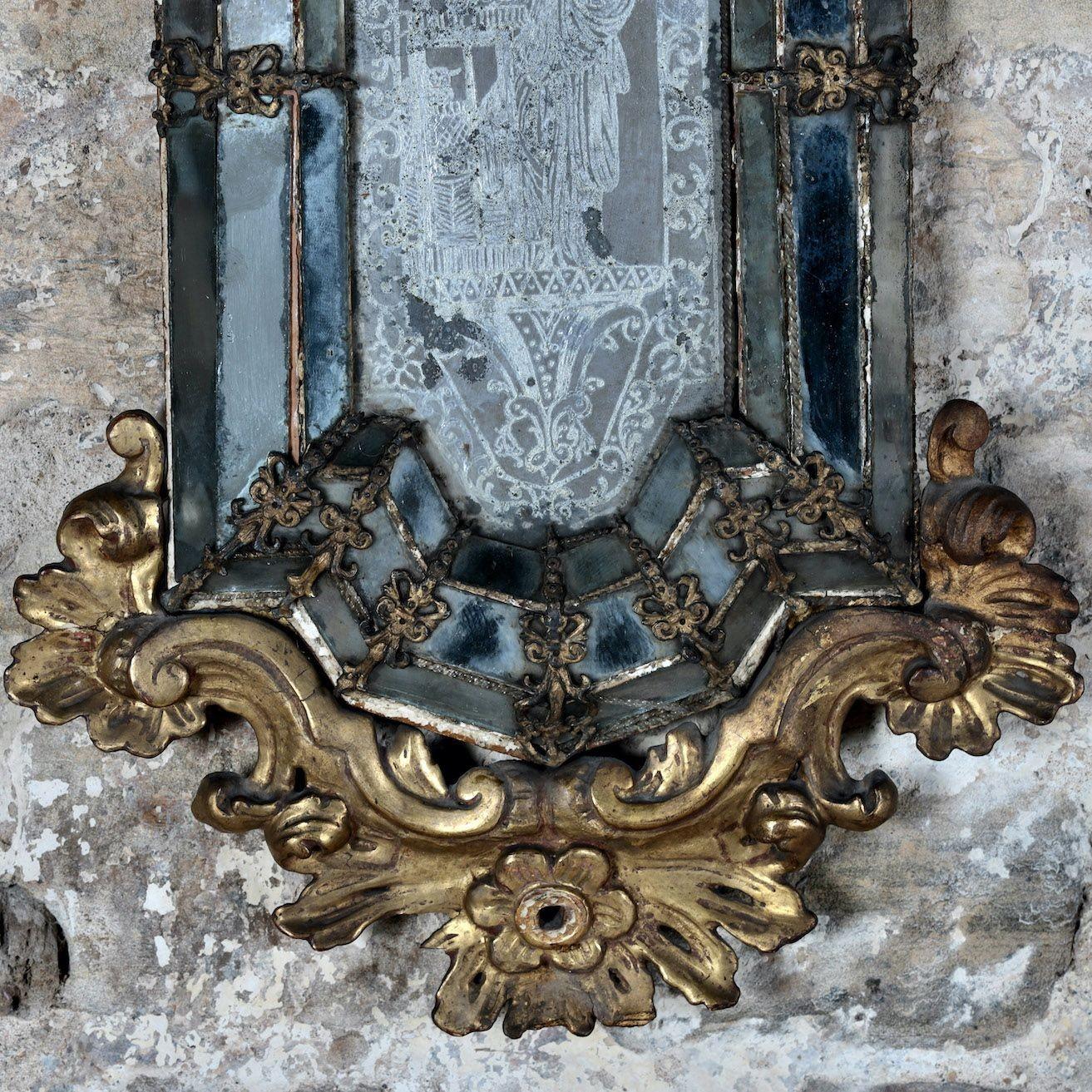 18. Jahrhundert. Spiegel aus venezianischem Gilbholz mit Chinoiserie-Figur (Italienisch) im Angebot