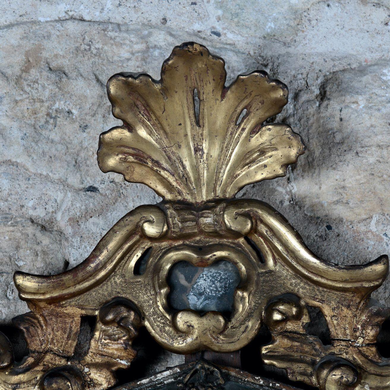 18. Jahrhundert. Spiegel aus venezianischem Gilbholz mit Chinoiserie-Figur (Handgeschnitzt) im Angebot