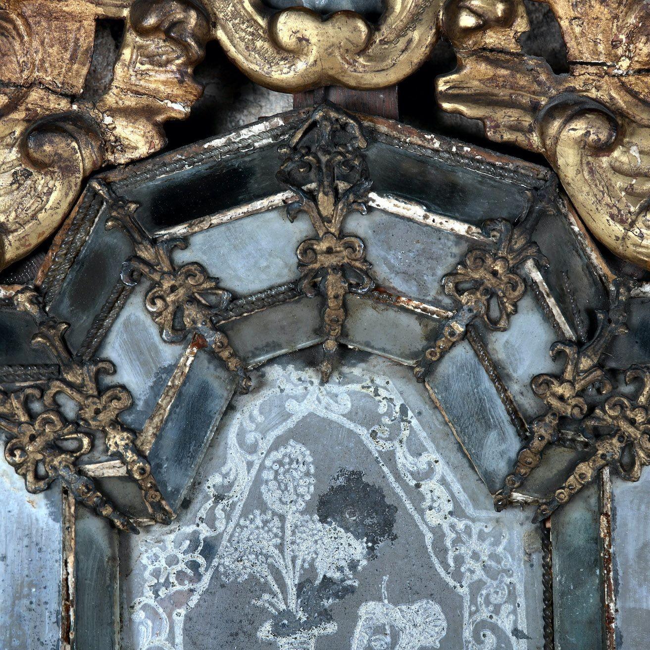 18. Jahrhundert. Spiegel aus venezianischem Gilbholz mit Chinoiserie-Figur im Angebot 1