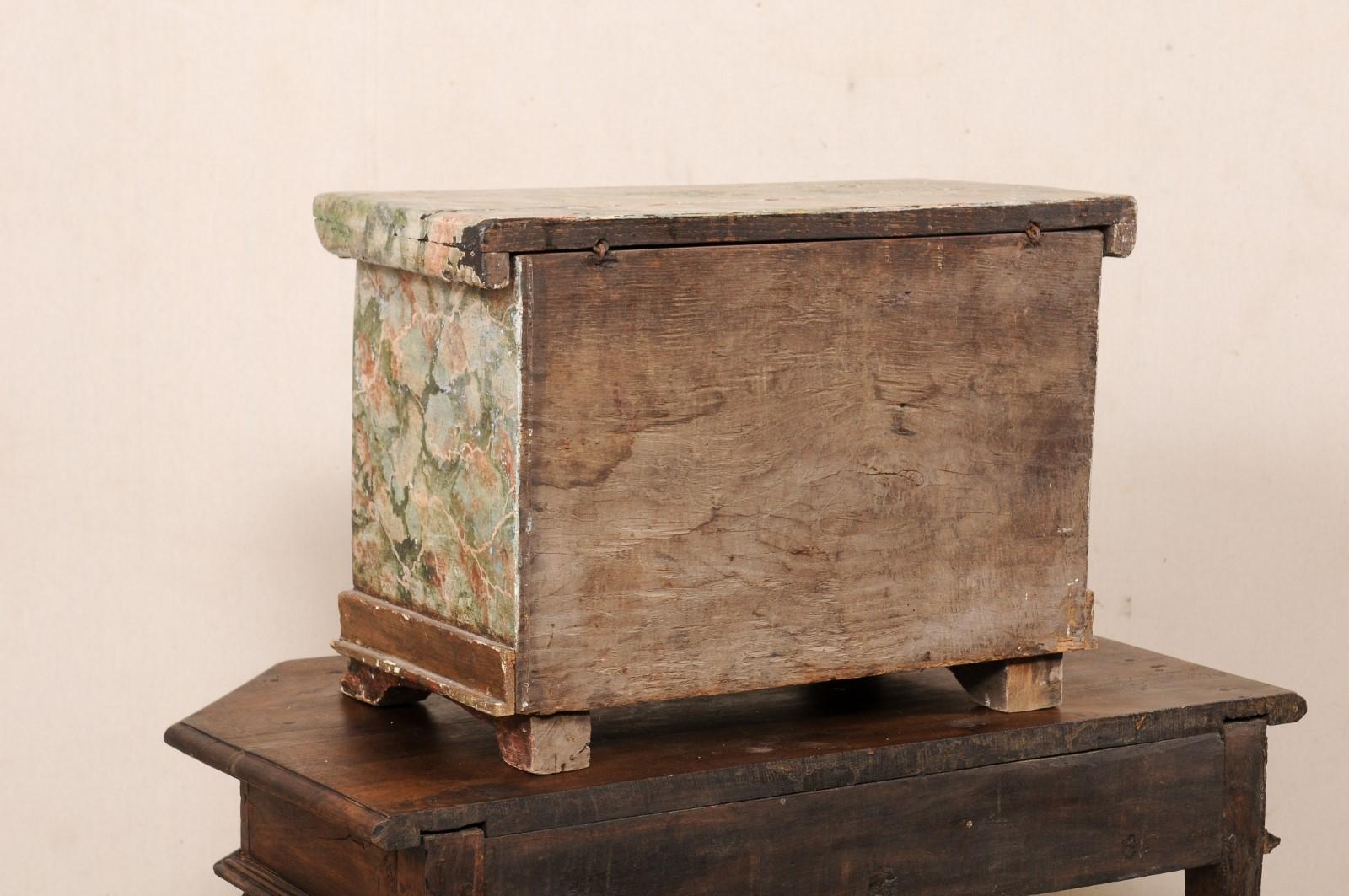 Caja de madera italiana veneciana del s. XVIII con su acabado original, 26,5